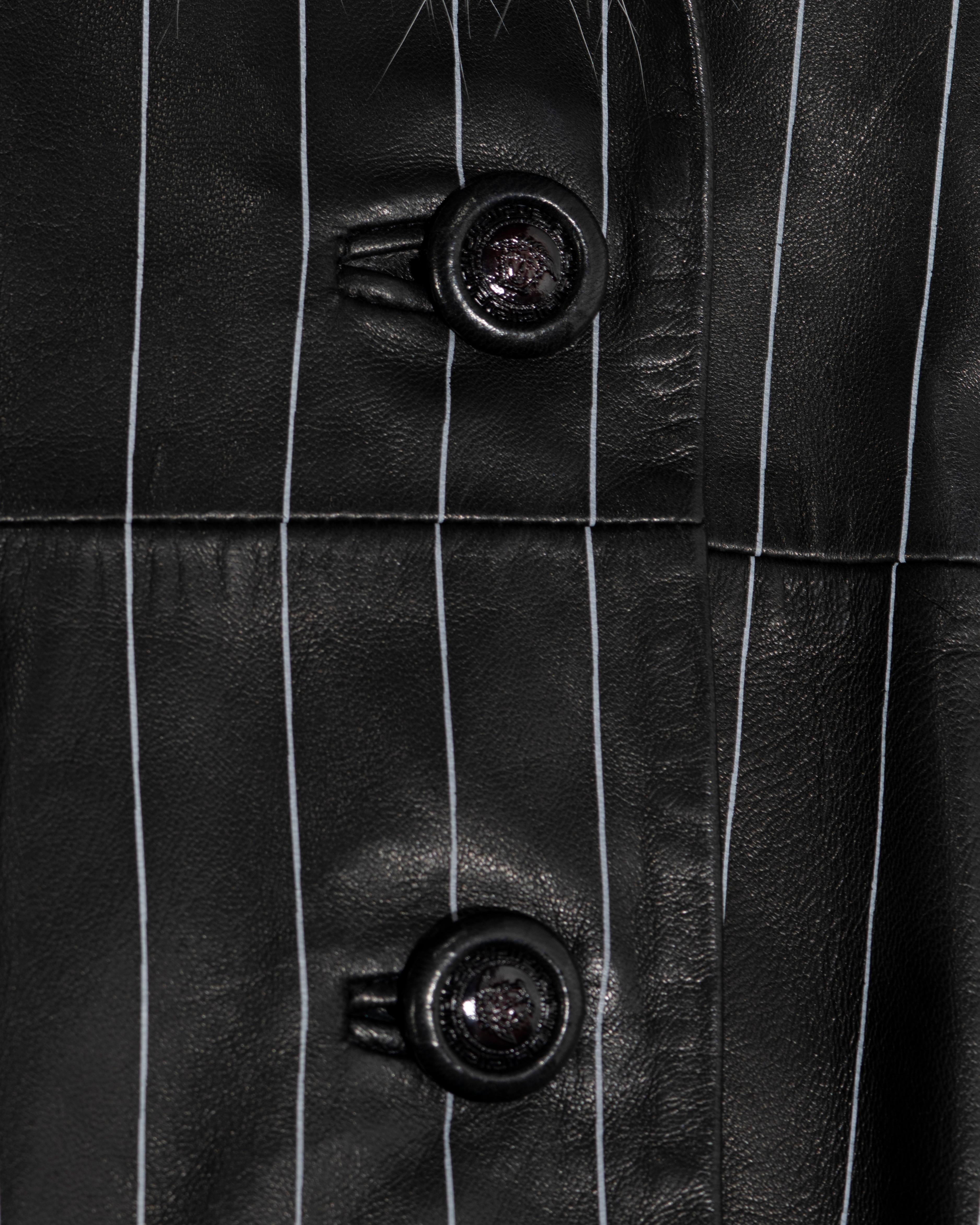 Gianni Versace Abito pantalone in pelle gessata nera e pelliccia di volpe, FW 1998 in vendita 8
