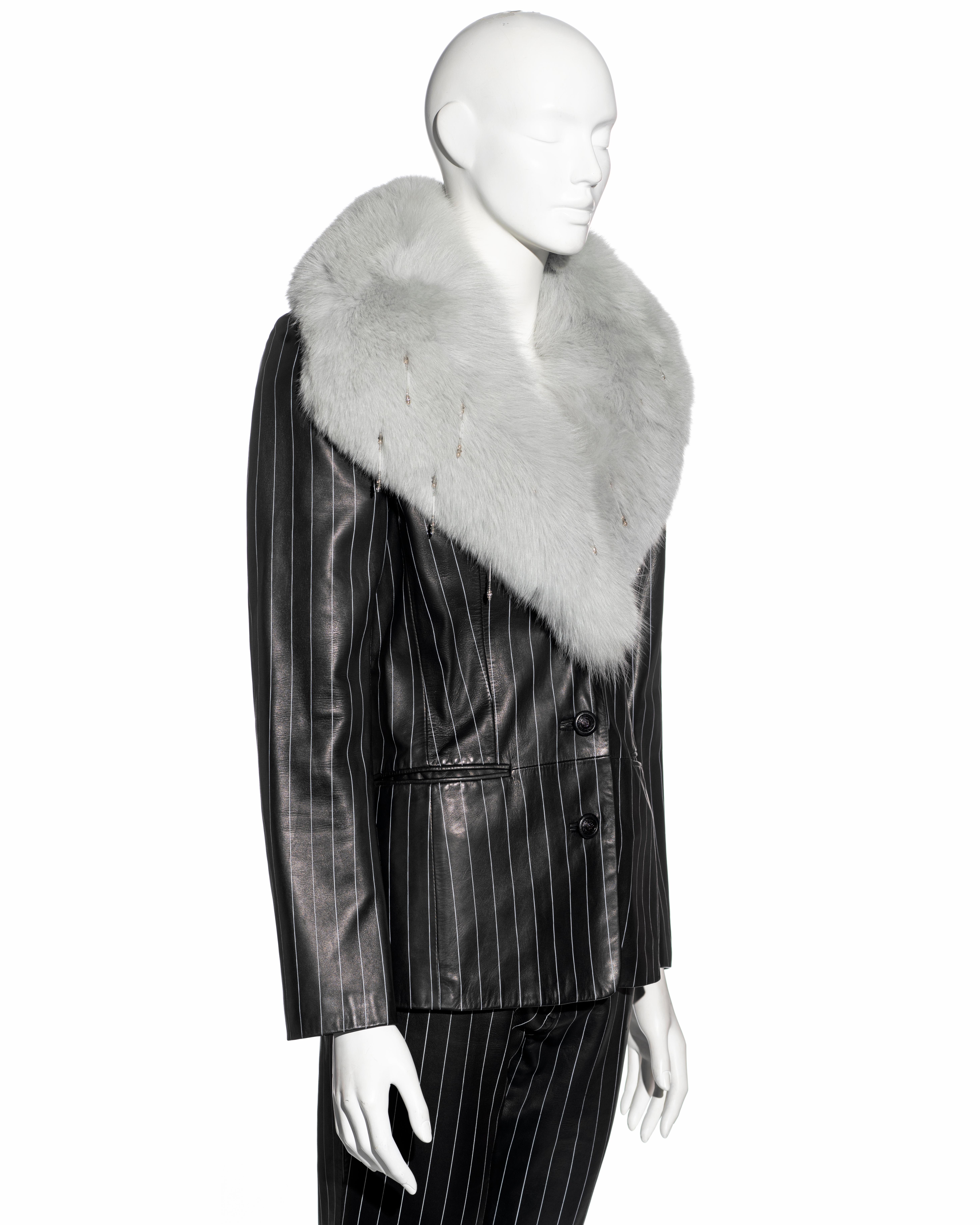 Gianni Versace Abito pantalone in pelle gessata nera e pelliccia di volpe, FW 1998 in vendita 1