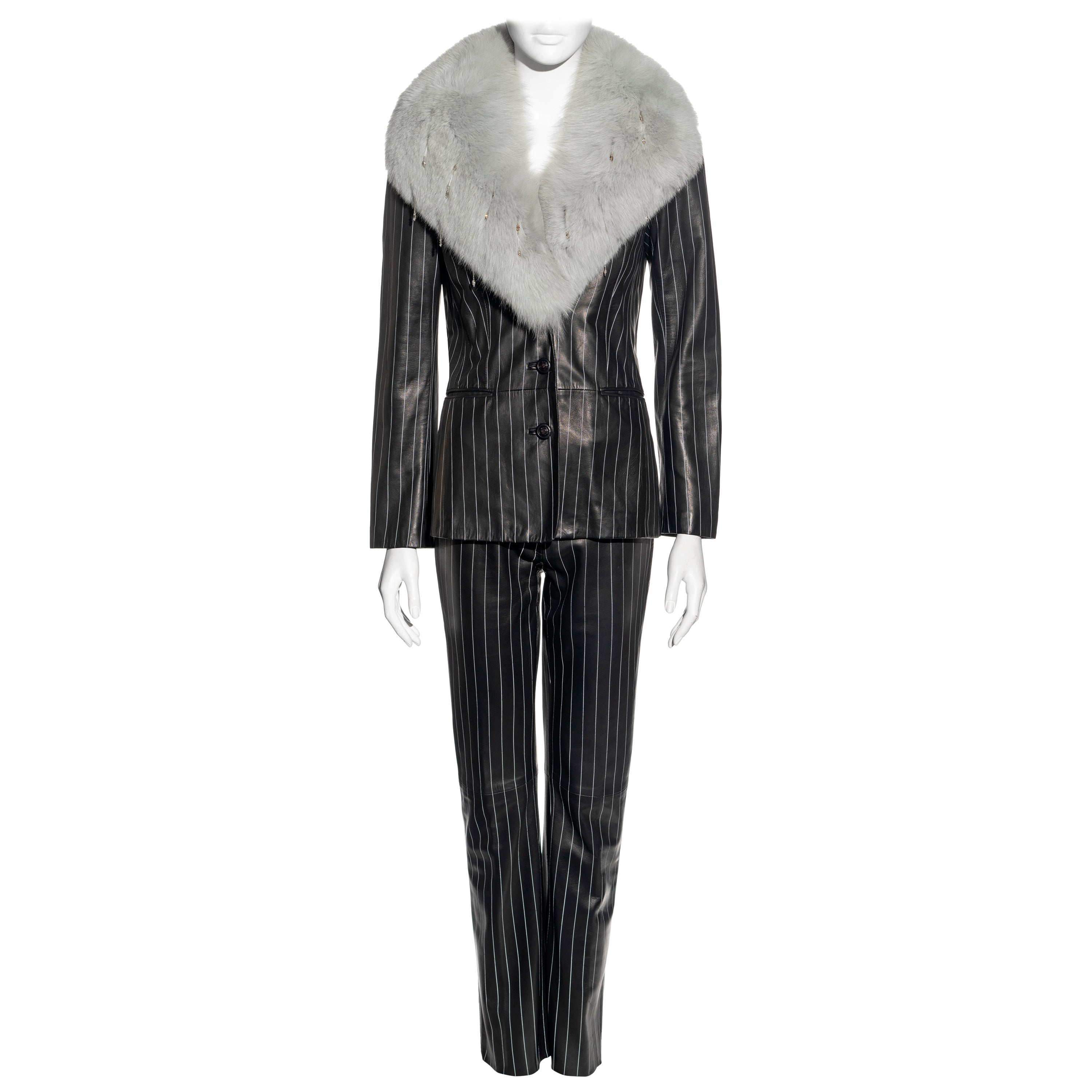 Gianni Versace Abito pantalone in pelle gessata nera e pelliccia di volpe, FW 1998