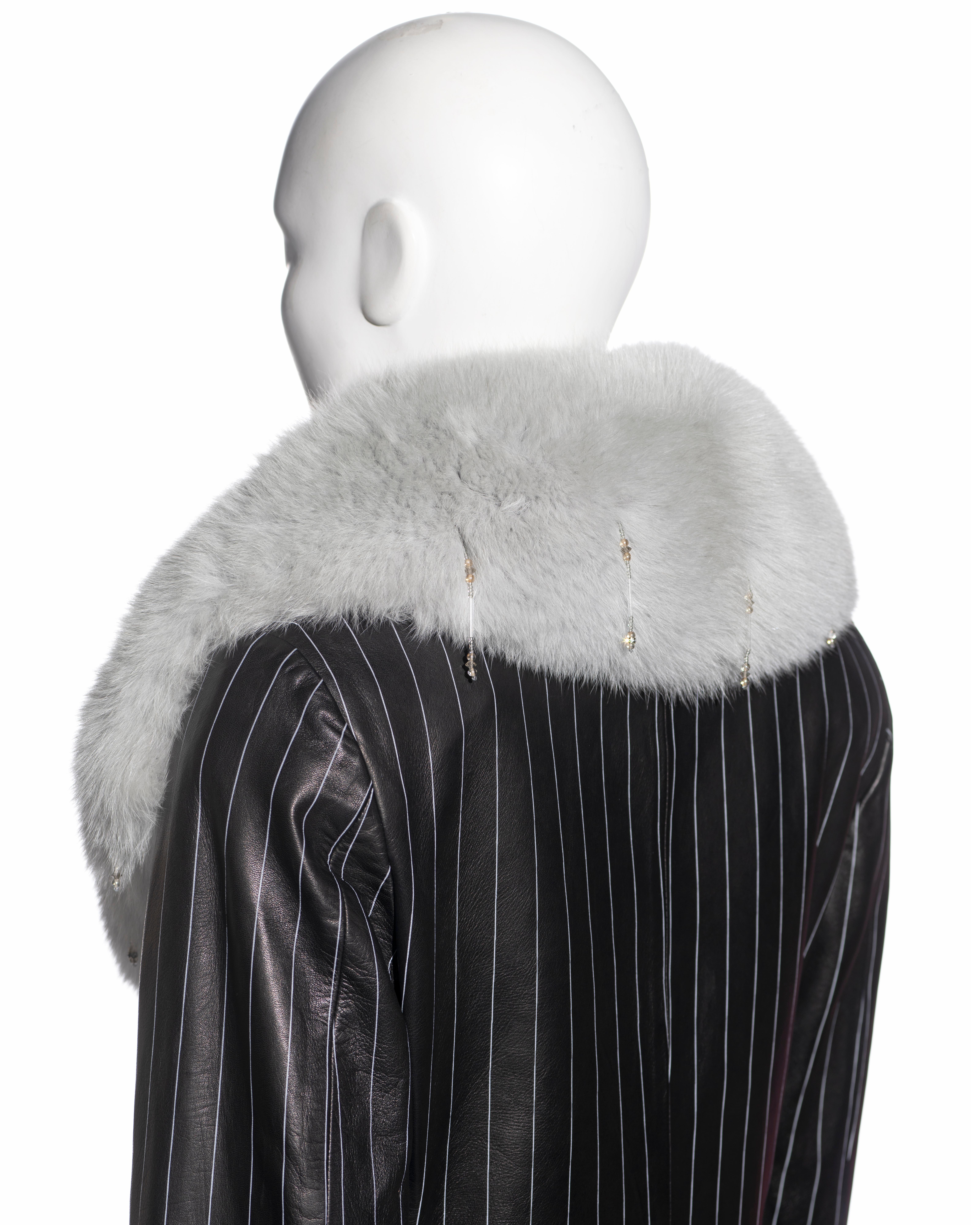 Costume pantalon en cuir noir à rayures et fourrure de renard de Gianni Versace, A/H 1998 en vente 8