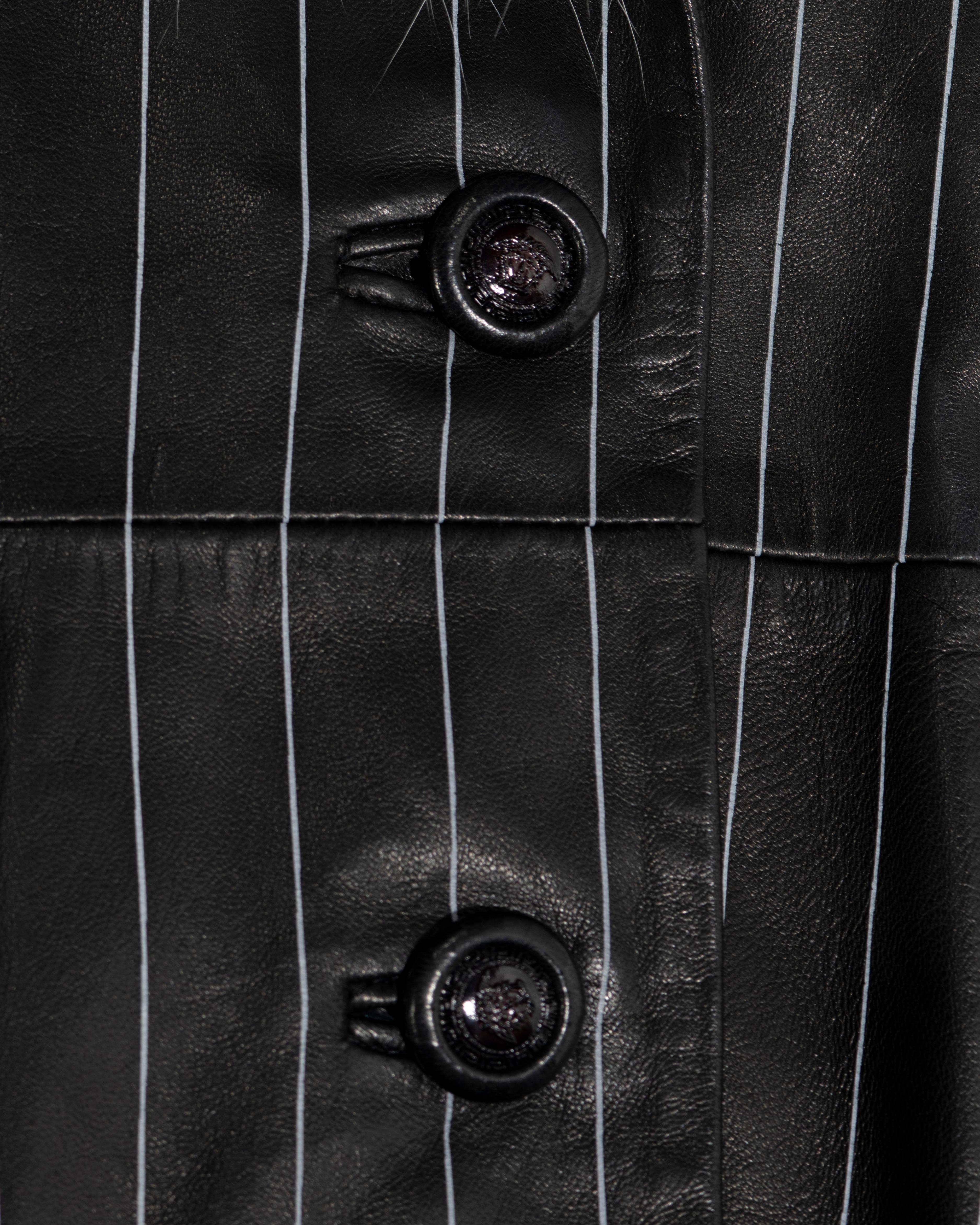 Costume pantalon en cuir noir à rayures et fourrure de renard de Gianni Versace, A/H 1998 en vente 9