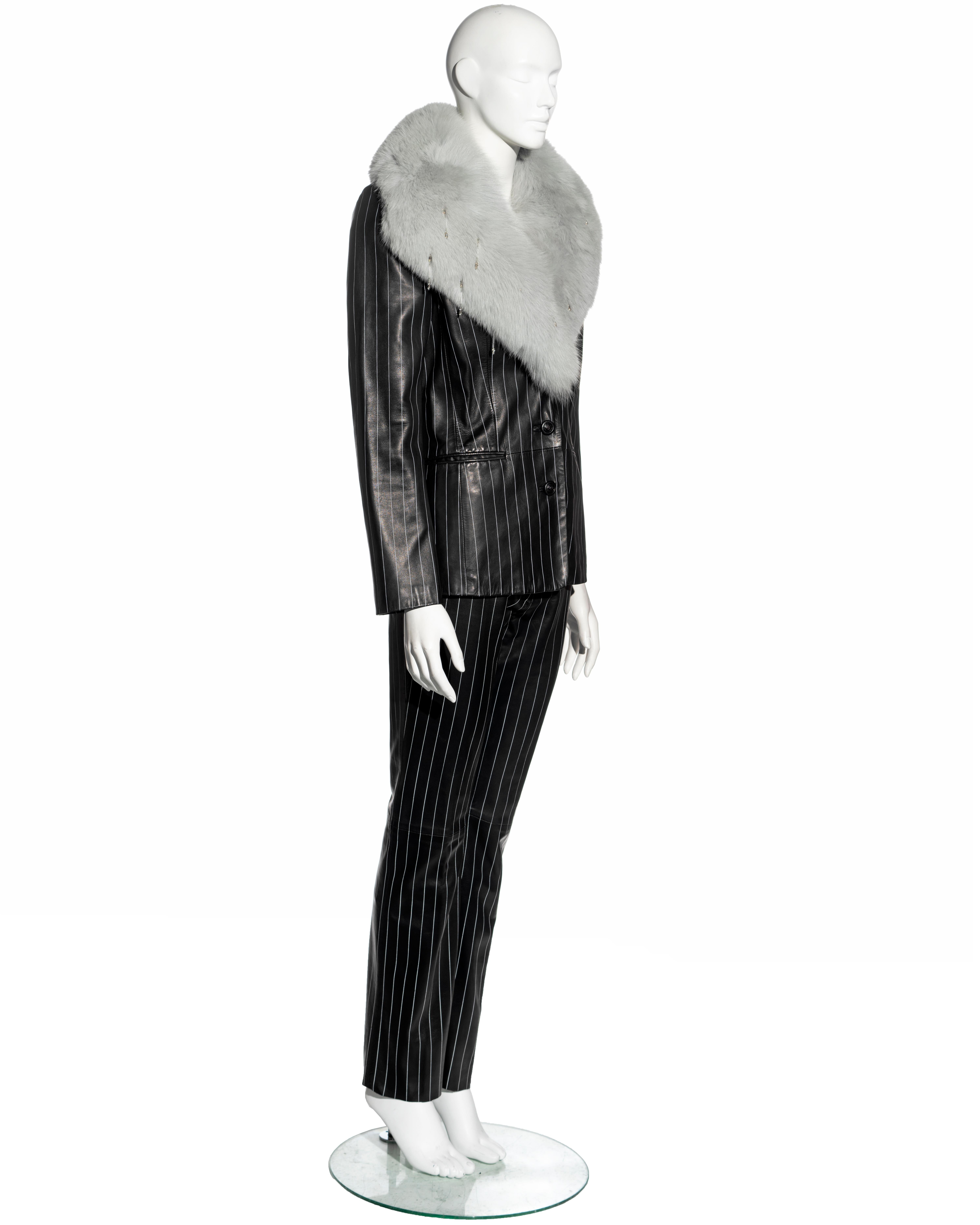 Costume pantalon en cuir noir à rayures et fourrure de renard de Gianni Versace, A/H 1998 en vente 1
