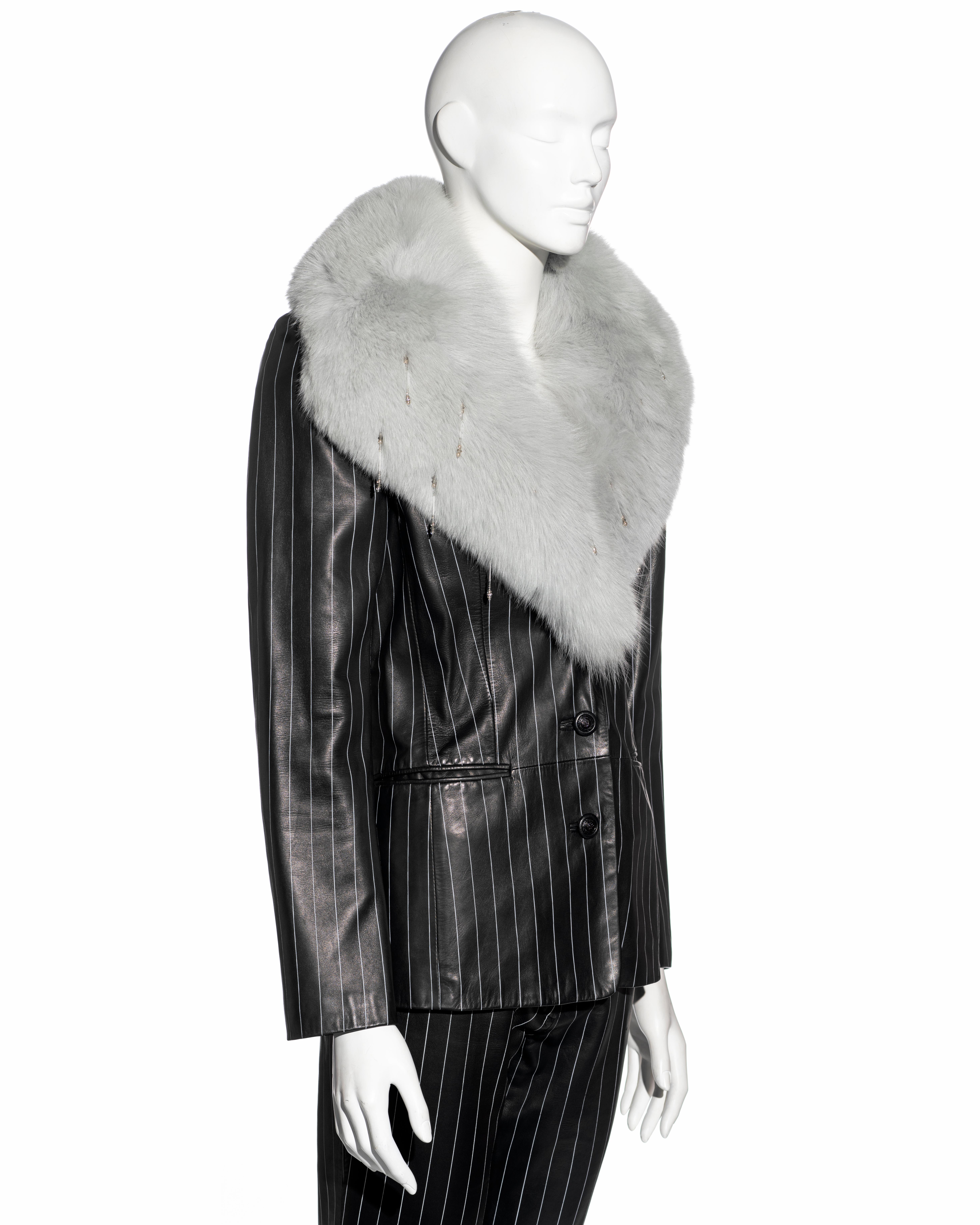 Costume pantalon en cuir noir à rayures et fourrure de renard de Gianni Versace, A/H 1998 en vente 2