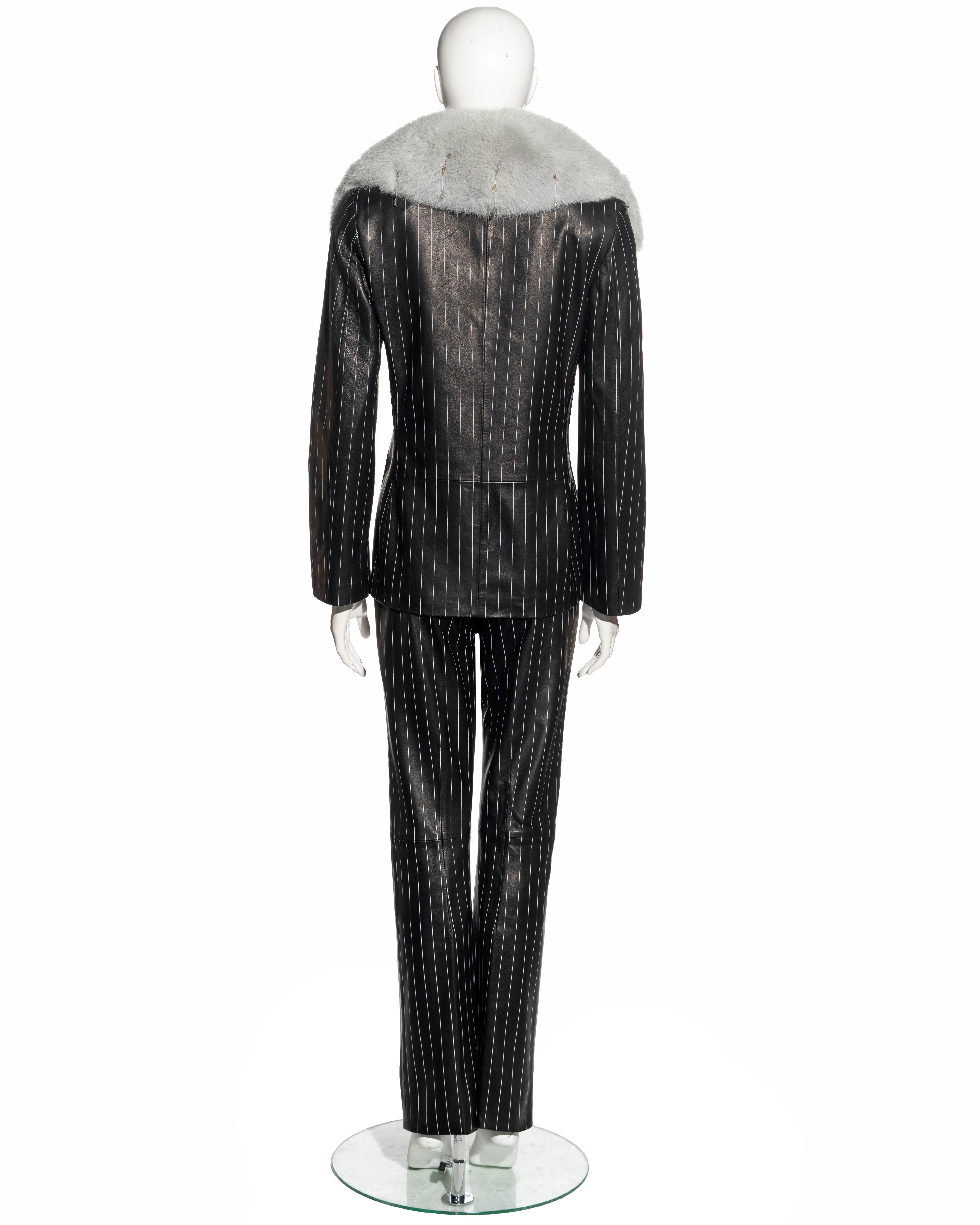 Costume pantalon en cuir noir à rayures et fourrure de renard de Gianni Versace, A/H 1998 en vente 3