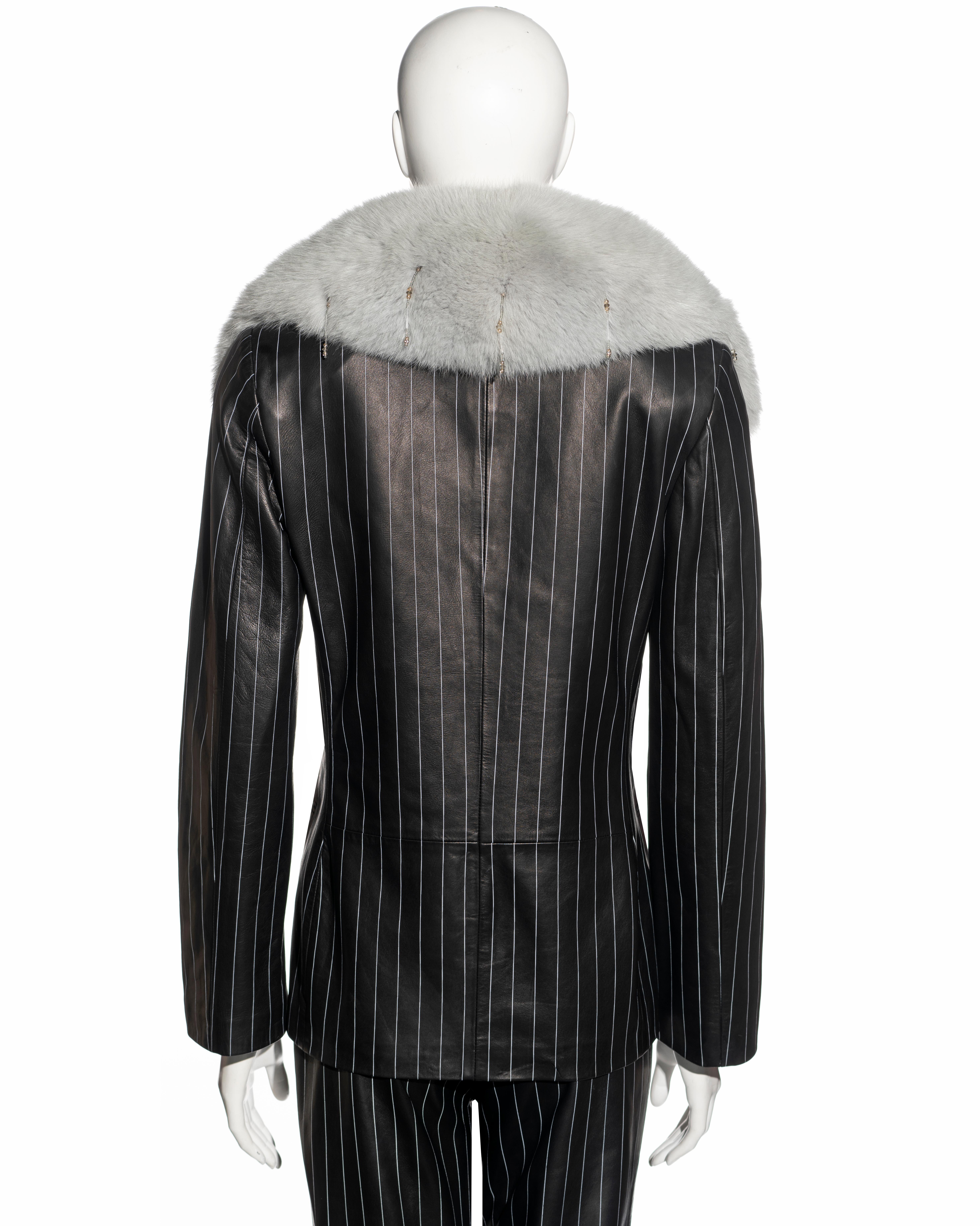 Costume pantalon en cuir noir à rayures et fourrure de renard de Gianni Versace, A/H 1998 en vente 4