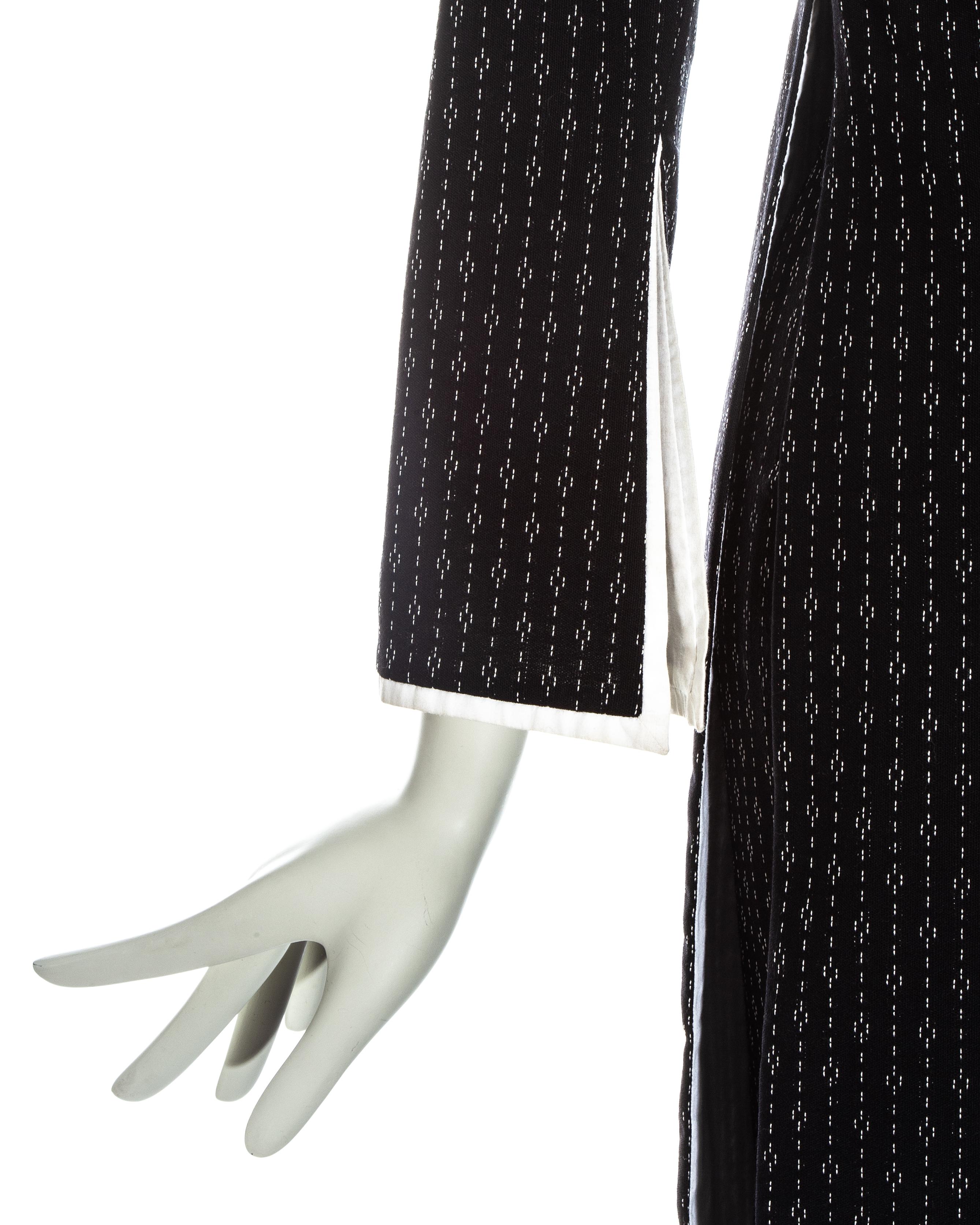 Noir Ensemble tunique et pantalon en laine jacquard à rayures noires de Gianni Versace, A/H 1999 en vente