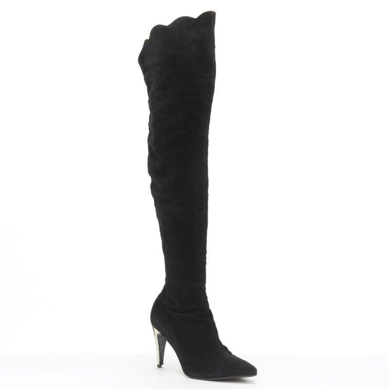 GIANNI VERSACE - Botte à genou en daim noir à bord festonné et talon doré EU37
Référence : GIYG/A00117
Marque : Gianni Versace
Designer : Gianni Versace
Modèle : Bottes en daim à bout pointu
MATERIAL : Suède
Couleur : Noir
Motif : Solide
Fermeture :