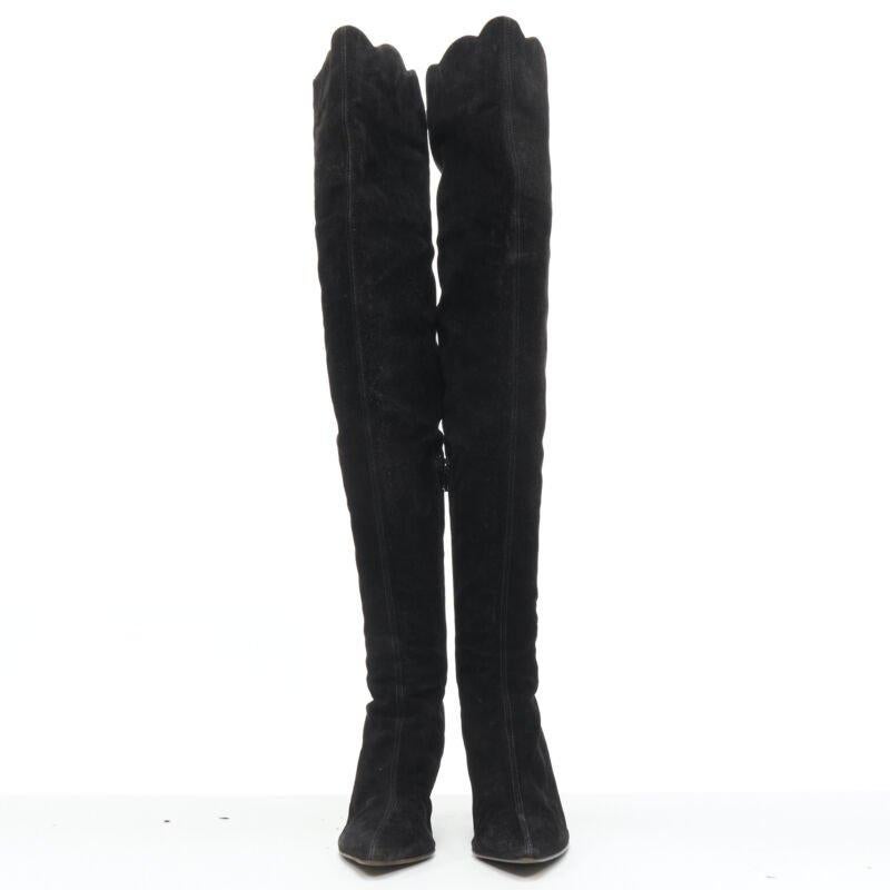 Noir GIANNI VERSACE - Botte à genou en daim noir à bord festonné et talon doré EU37 en vente