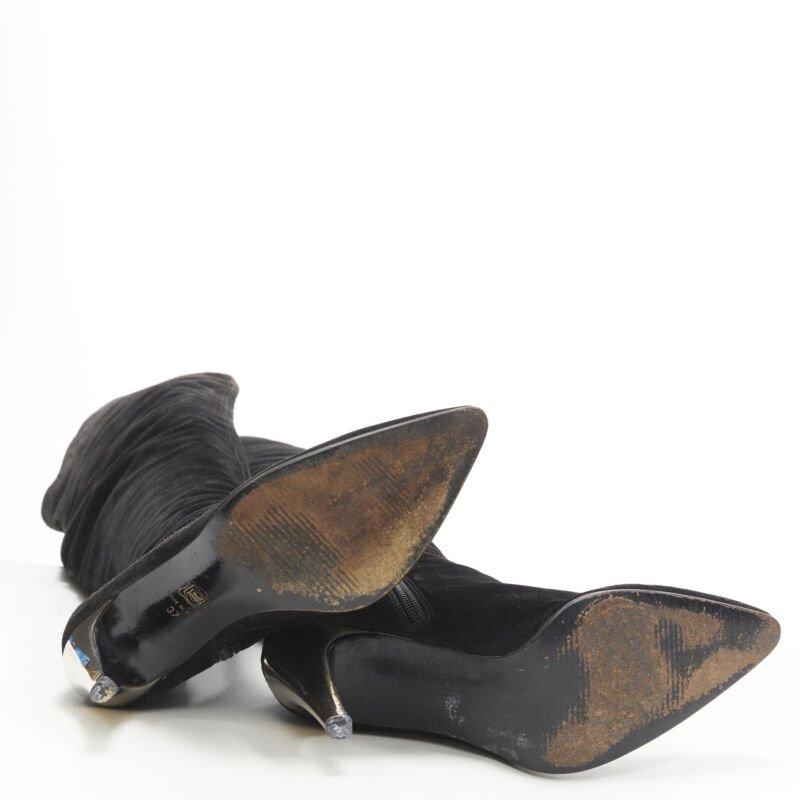 GIANNI VERSACE - Botte à genou en daim noir à bord festonné et talon doré EU37 en vente 1