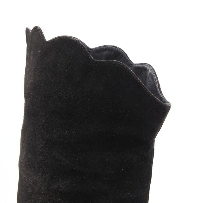GIANNI VERSACE - Botte à genou en daim noir à bord festonné et talon doré EU37 en vente 4
