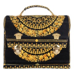 Gianni Versace Bolso de terciopelo negro con motivos dorados