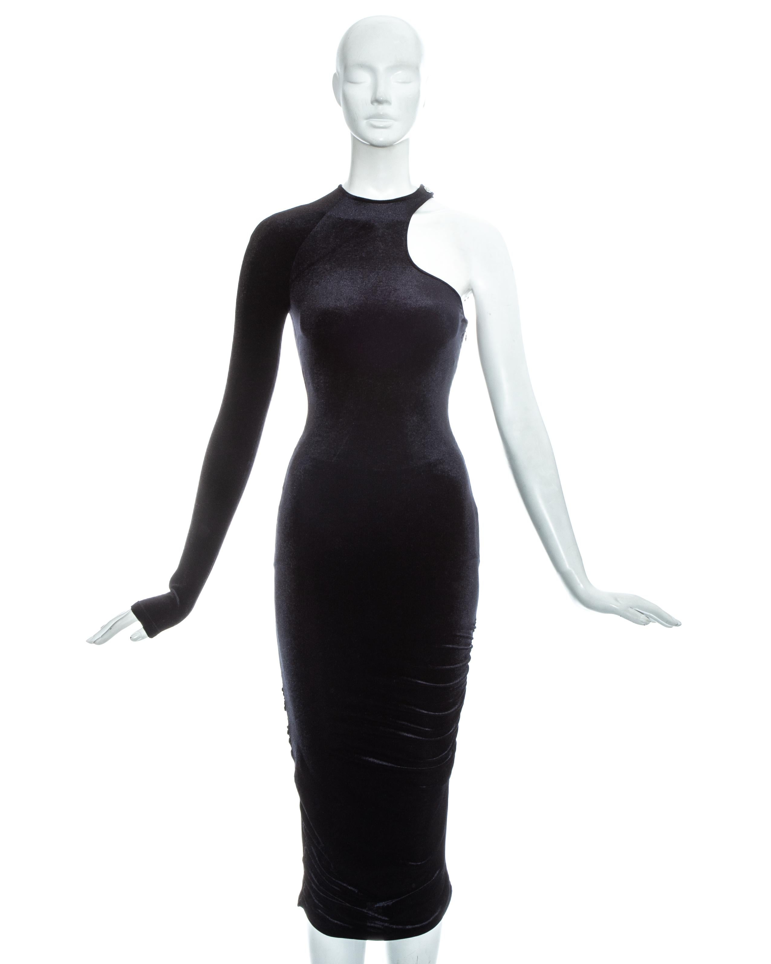 Gianni Versace black velvet figure hugging mid length dress with circular cut out, silver Versace clasp on shoulder and ruched seams on hips.

Fall-Winter 2004