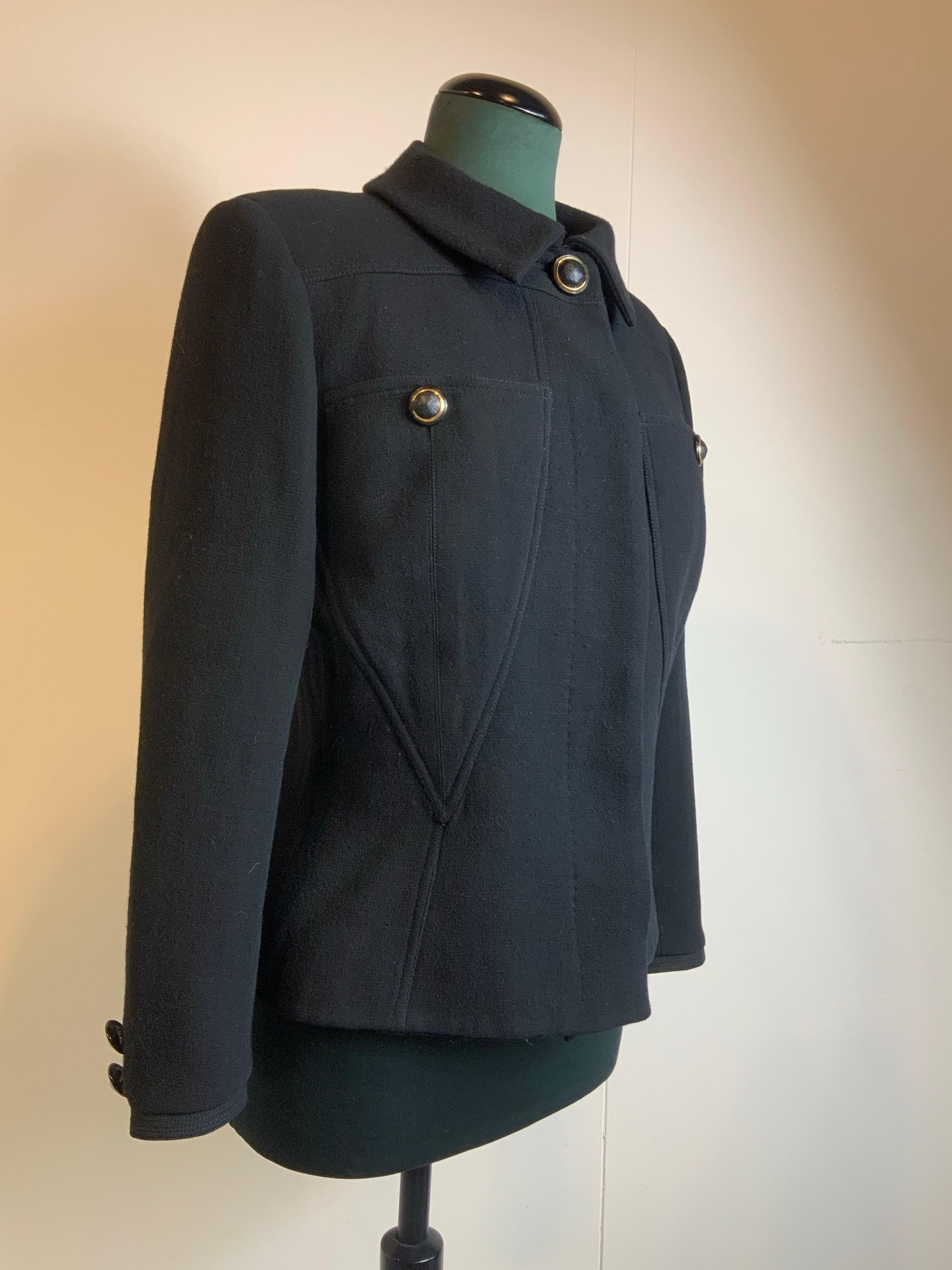 Schwarze Gianni Versace Jacke.
Etikett fehlt, aber wir denken, dass es Wolle ist, gefüttert.
Amerikanische Größe 8, was einer italienischen 42/44 entspricht.
Schultern 44 cm
Oberweite 47 cm
Länge 65 cm
Guter allgemeiner Zustand, gebrauchter Artikel
