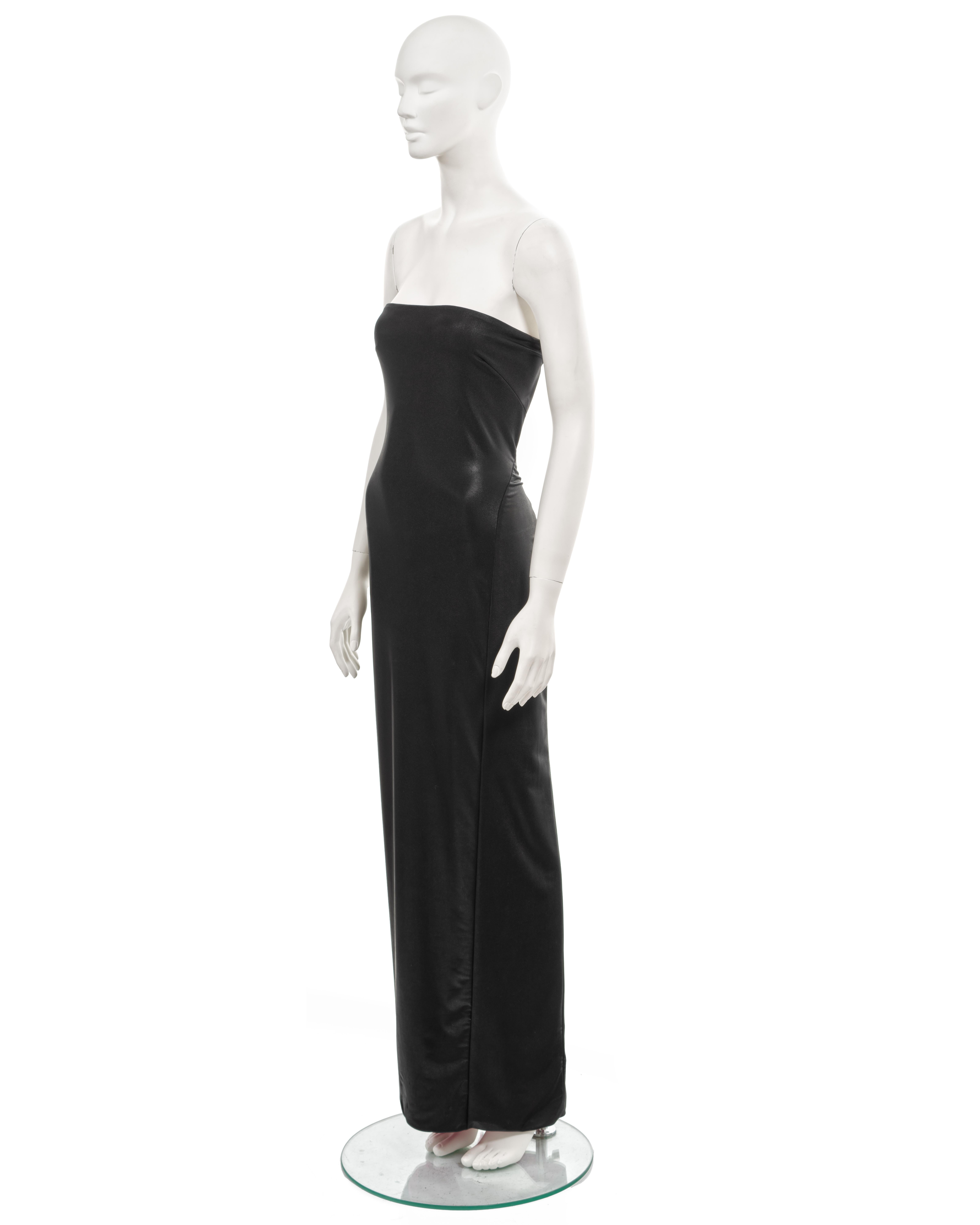 Gianni Versace - Robe de soirée sans bretelles noire à look humide avec découpes, printemps-été 1998 en vente 9