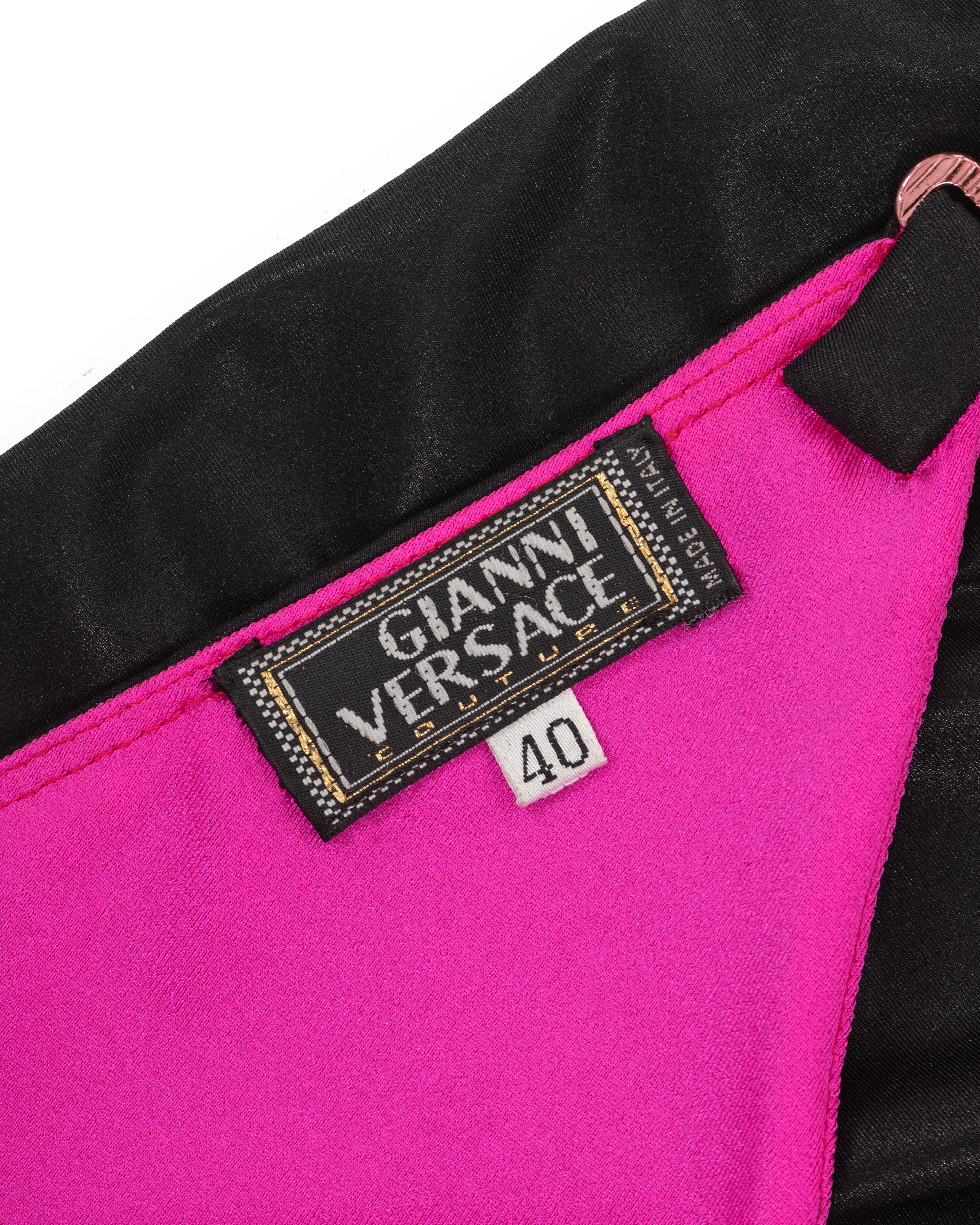 Gianni Versace - Robe de soirée sans bretelles noire à look humide avec découpes, printemps-été 1998 en vente 13