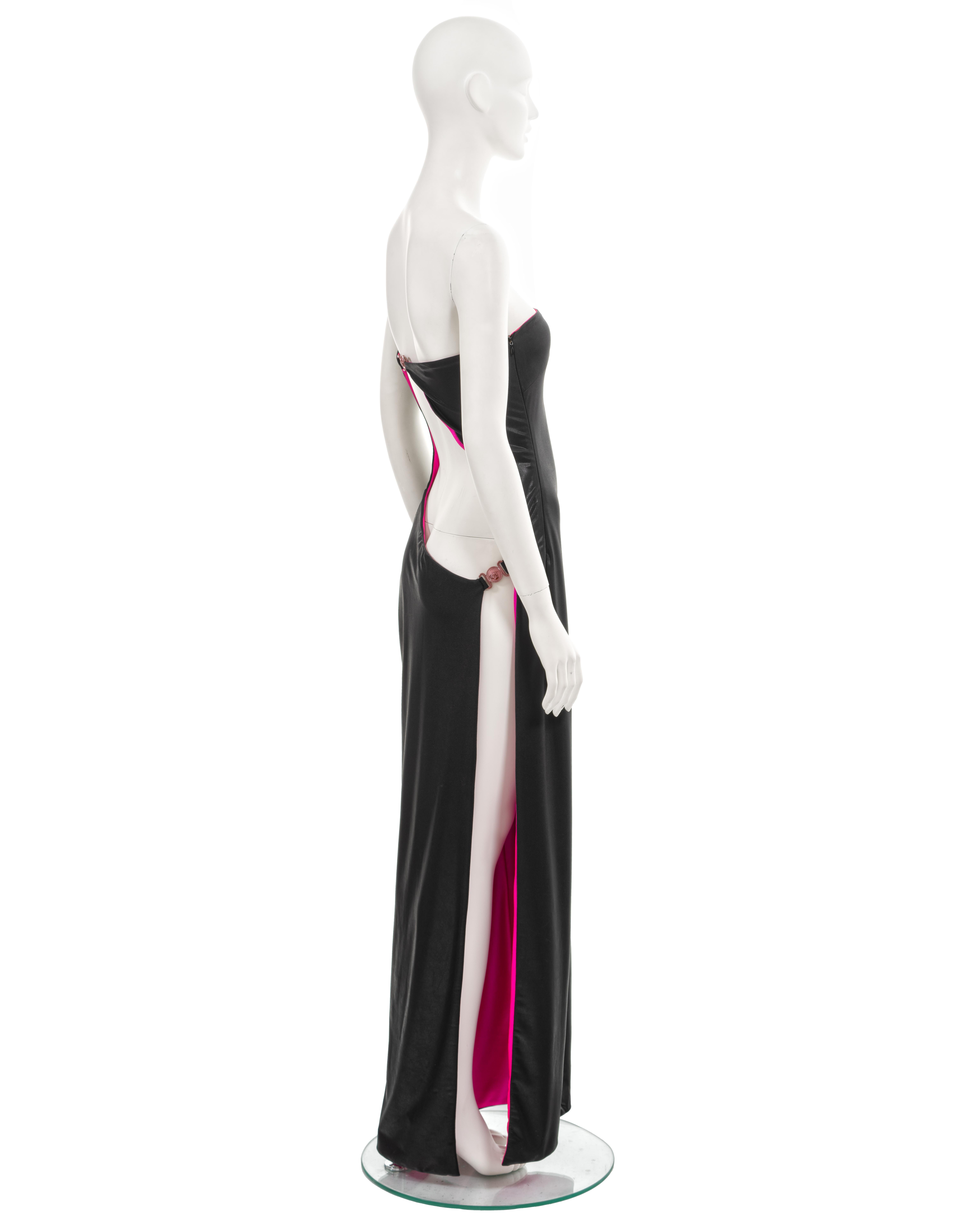 Gianni Versace - Robe de soirée sans bretelles noire à look humide avec découpes, printemps-été 1998 en vente 5