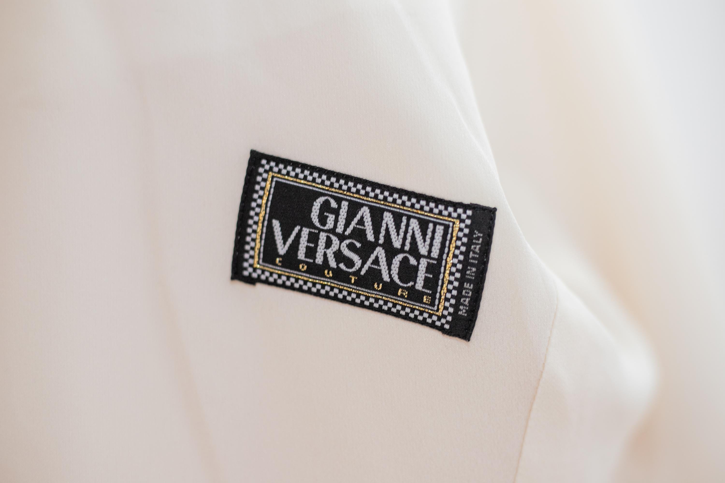 Elegant blazer for woman designed at the end of the 90's, beginning of the 2000's, by designer Gianni Versace, fine Italian manufacture.
The Gianni Versace label is embroidered on the inside right side of the blazer.
The blazer is made entirely of