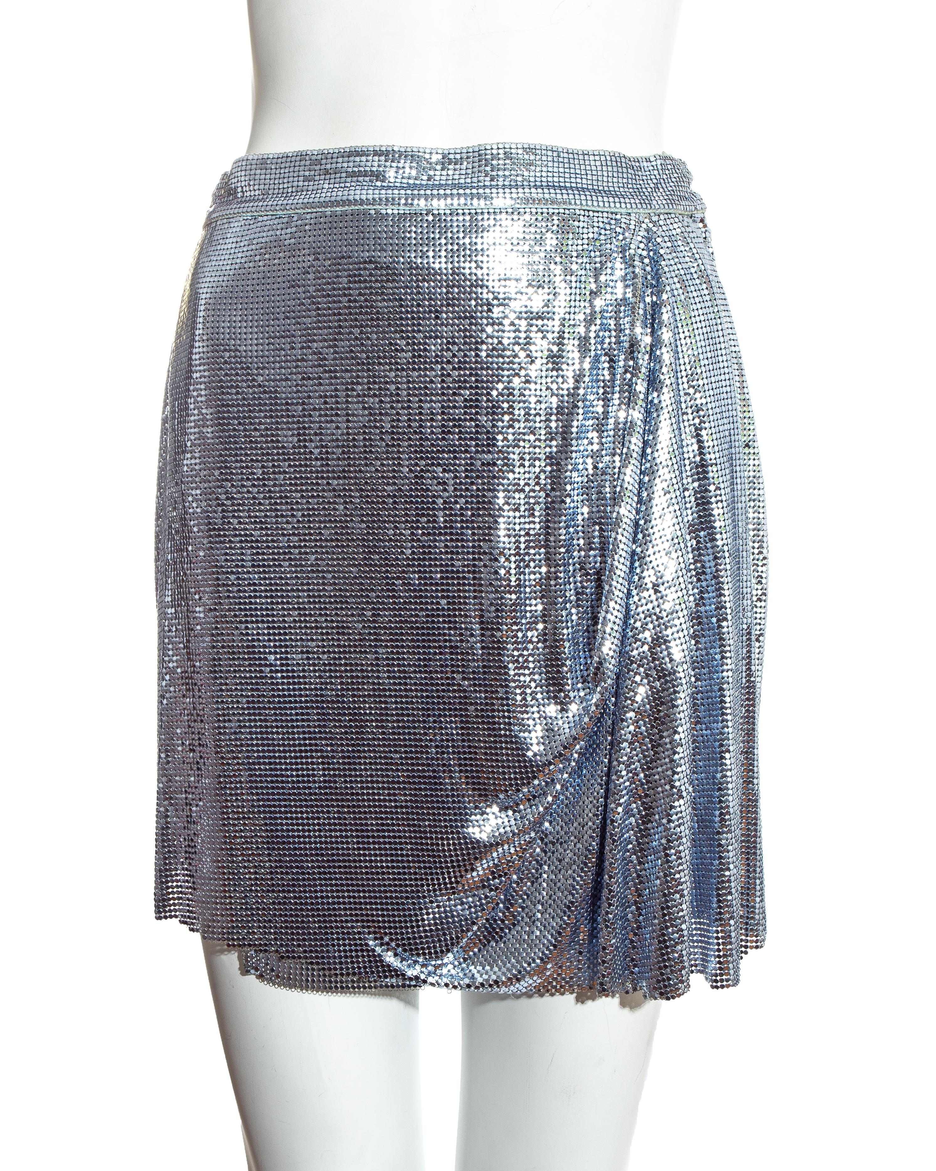 Gris Mini-jupe de soirée drapée en cotte de mailles Oroton bleue de Gianni Versace, saison 1994 en vente