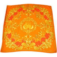 Seidenschal von Gianni Versace in kräftigen und lebhaften Tangerines- und Goldtönen