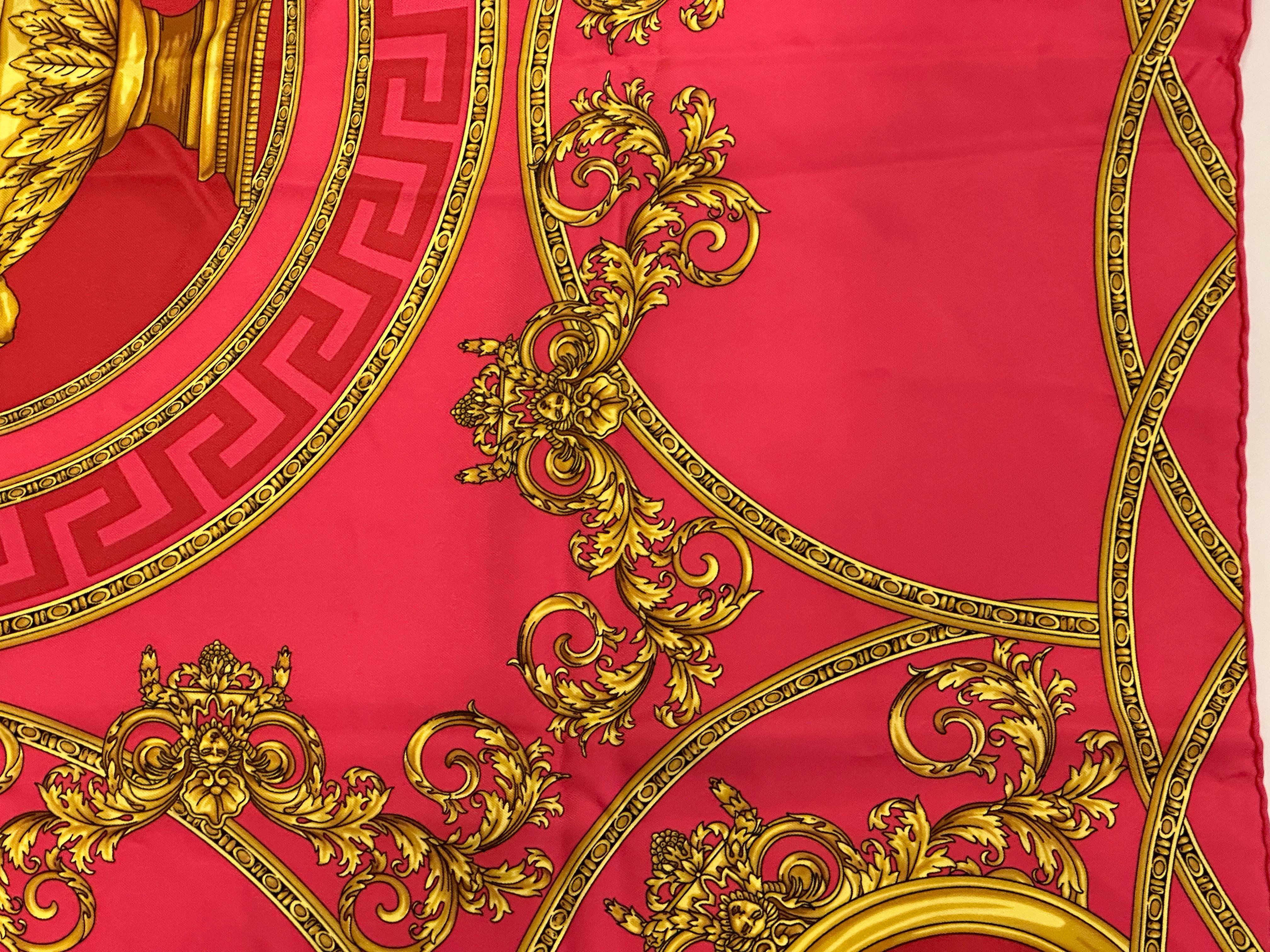 Gianni Versace Bold Fuchsia & Gold „House Of Versace“ Seidenjacquard-Schal aus Seide für Damen oder Herren im Angebot