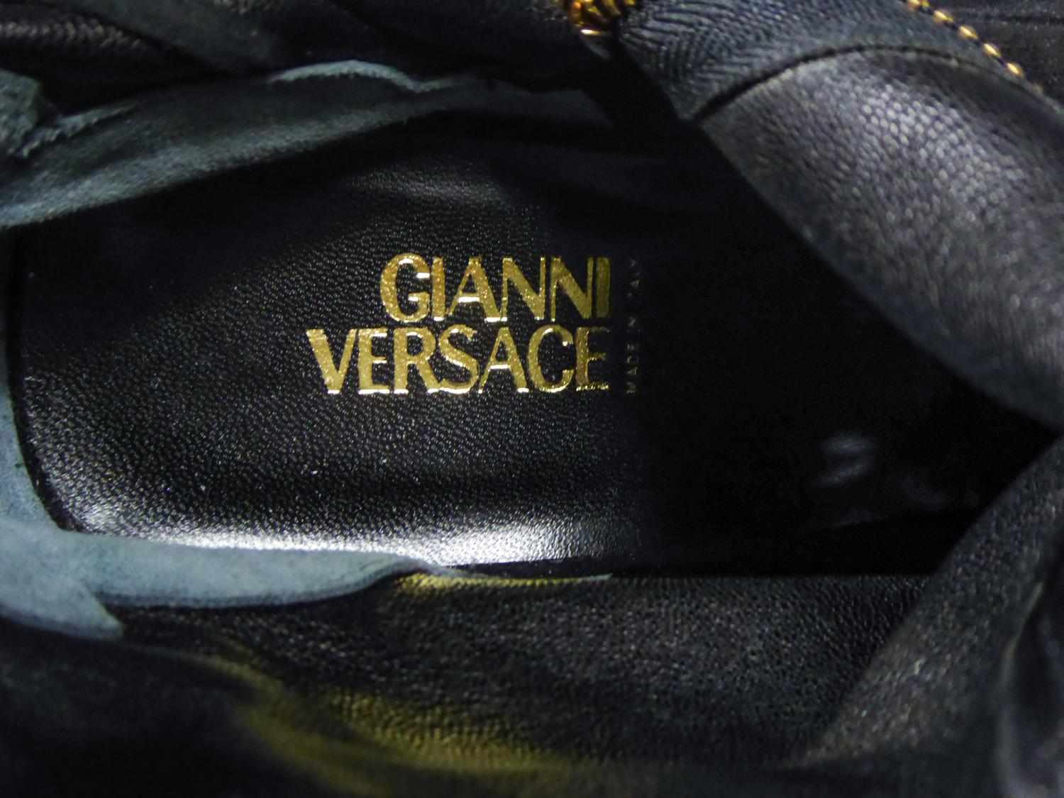 Bottes Gianni Versace en daim et strass Swarovski, circa 2000 en vente 9