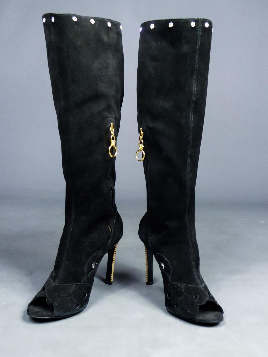 Noir Bottes Gianni Versace en daim et strass Swarovski, circa 2000 en vente