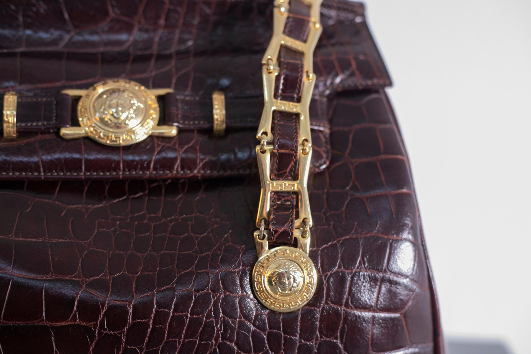 Gianni Versace - Sac à poignée en faux cuir bordeaux en vente 5