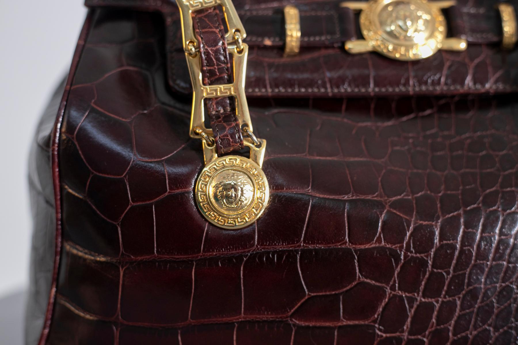 Gianni Versace - Sac à poignée en faux cuir bordeaux en vente 6