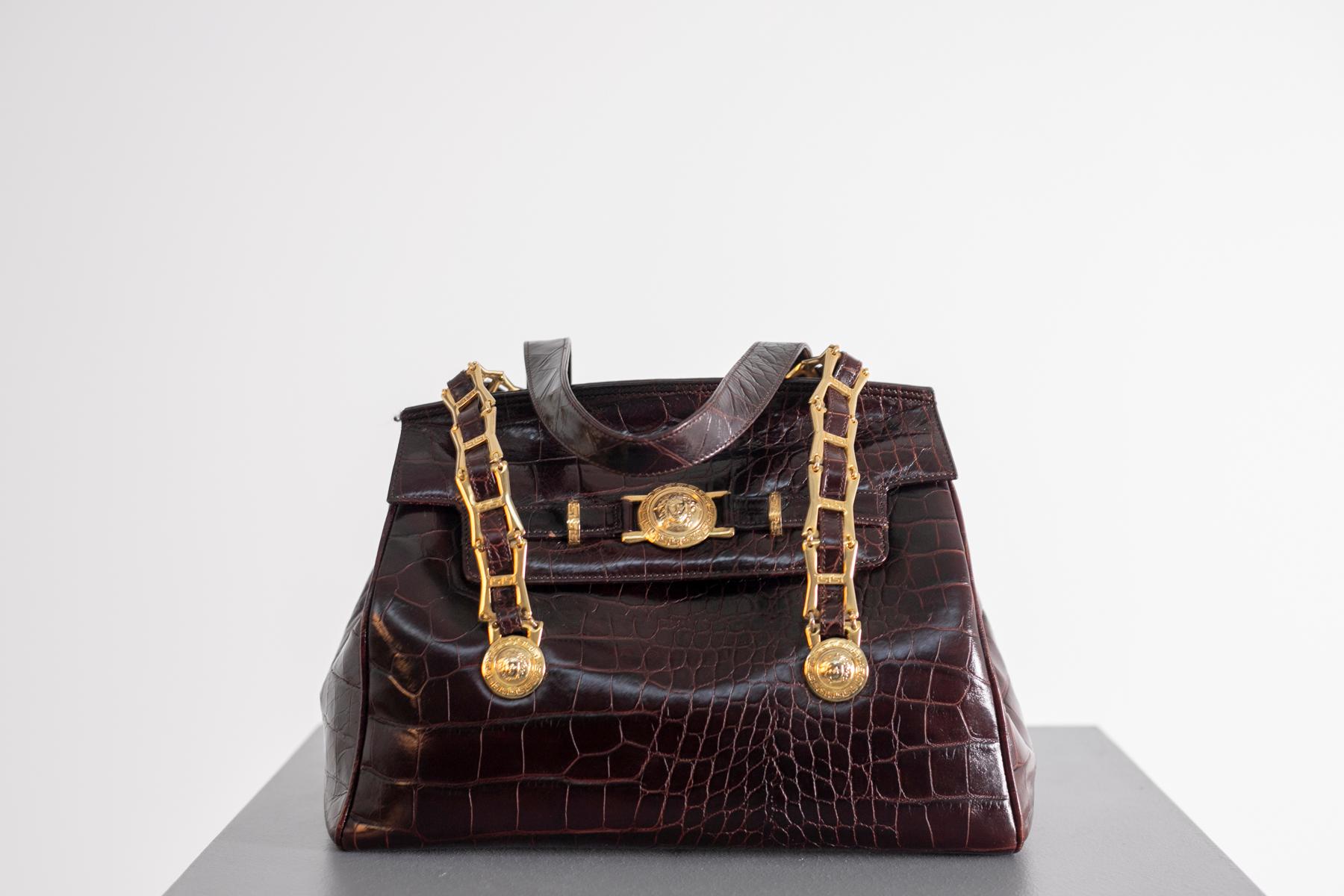 Versace Bordeauxfarbene Tasche mit Kunstledergriff von Gianni Versace im Angebot 6