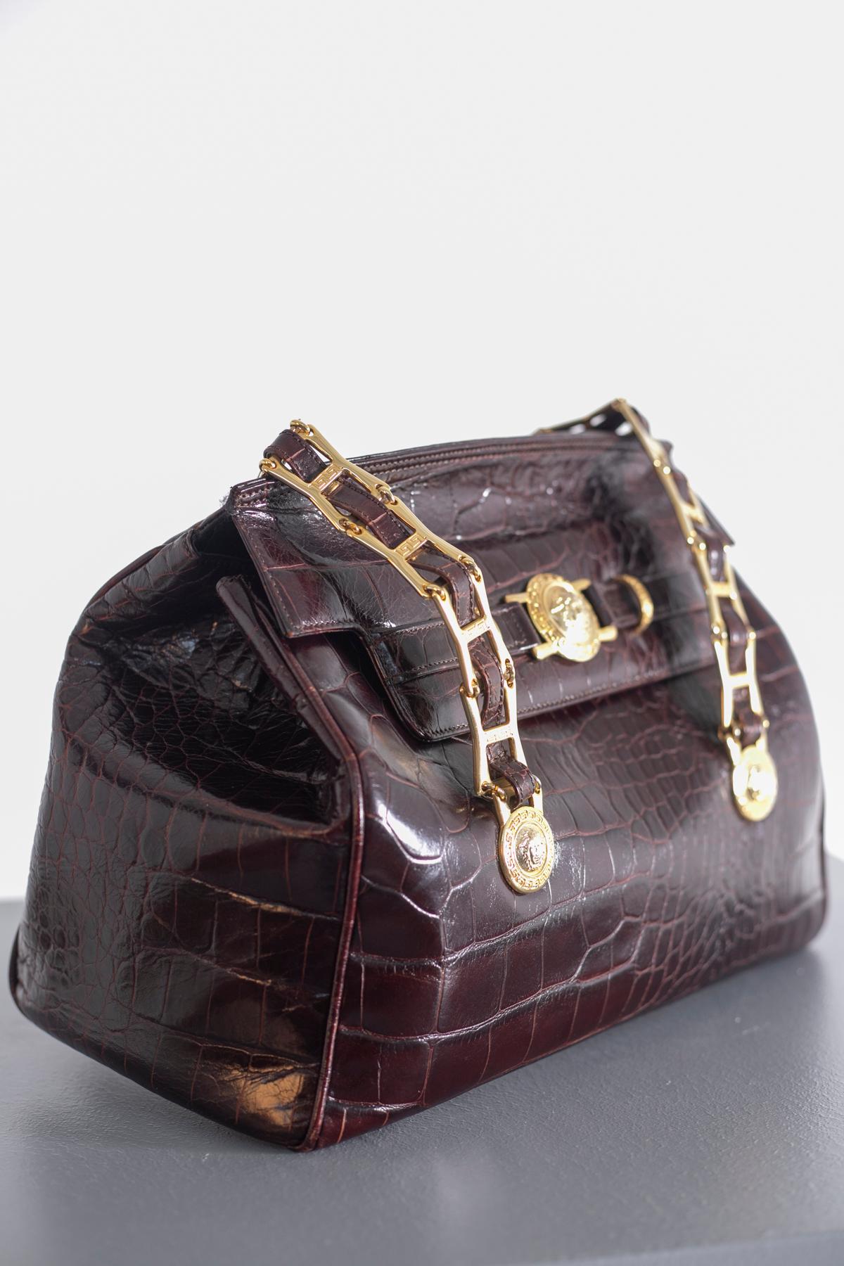 Versace Bordeauxfarbene Tasche mit Kunstledergriff von Gianni Versace im Angebot 7