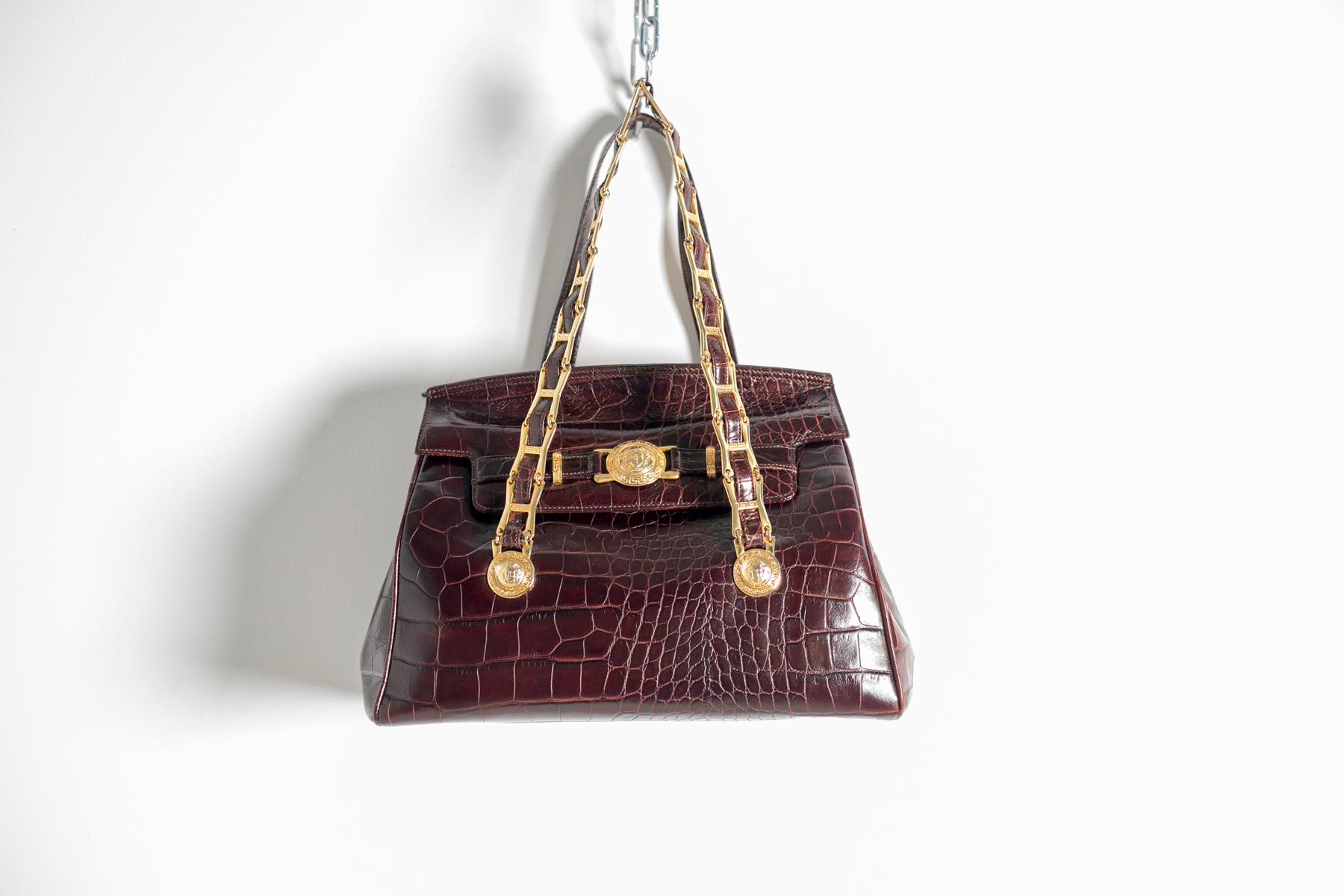 Gianni Versace - Sac à poignée en faux cuir bordeaux en vente 9