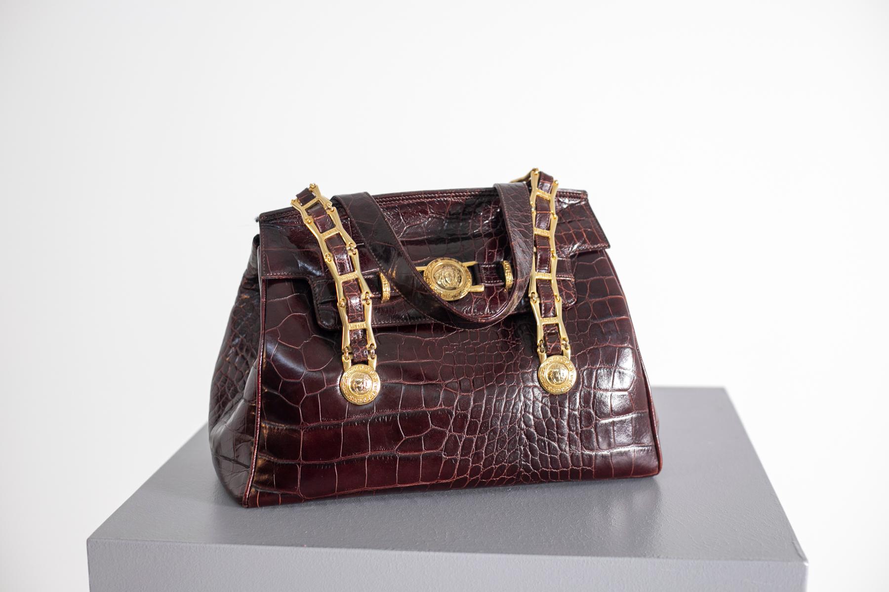 Noir Gianni Versace - Sac à poignée en faux cuir bordeaux en vente