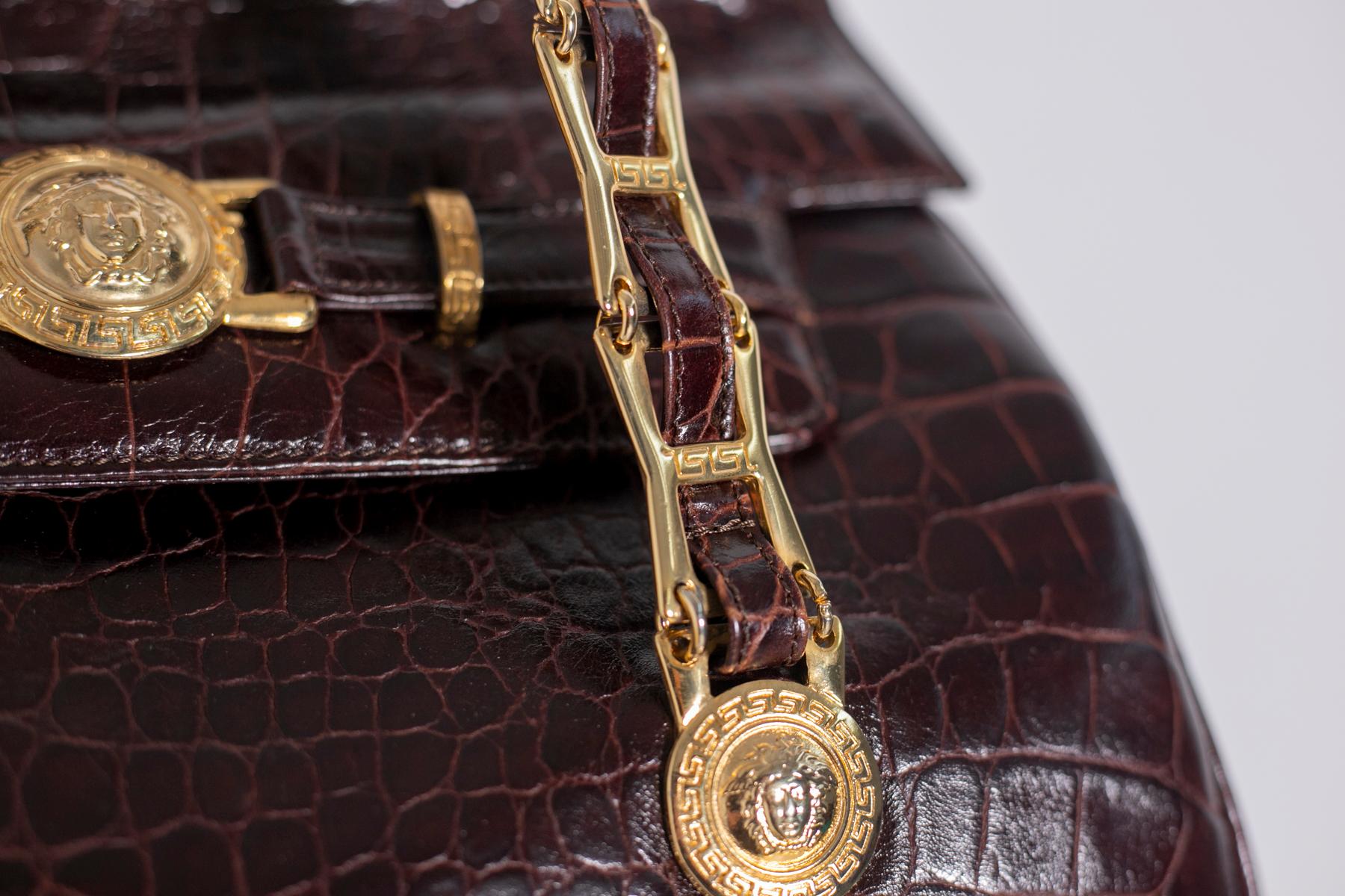 Versace Bordeauxfarbene Tasche mit Kunstledergriff von Gianni Versace (Schwarz) im Angebot