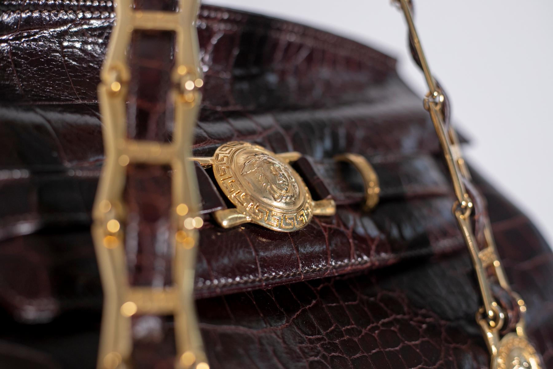 Versace Bordeauxfarbene Tasche mit Kunstledergriff von Gianni Versace im Zustand „Gut“ im Angebot in Milano, IT