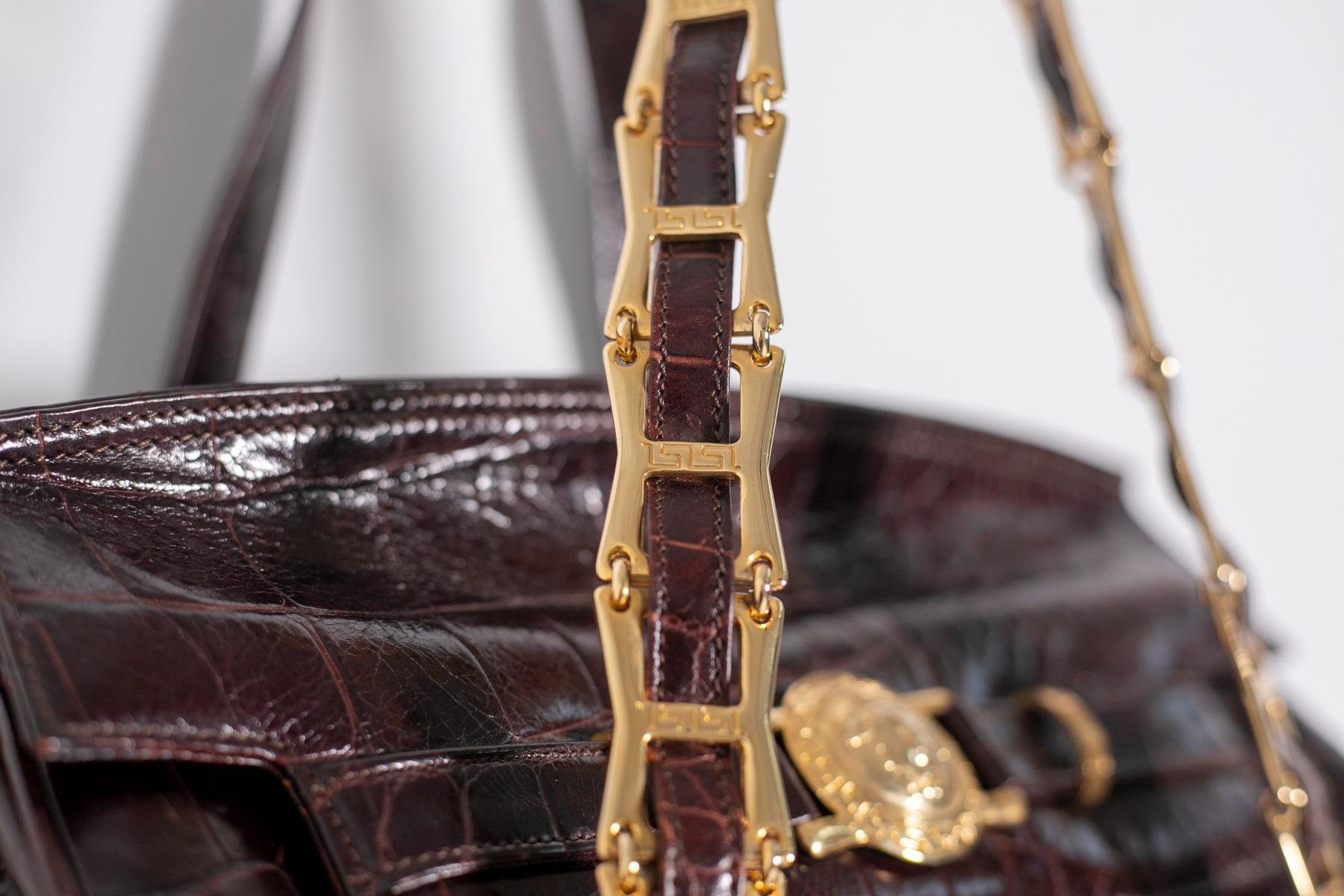 Versace Bordeauxfarbene Tasche mit Kunstledergriff von Gianni Versace Damen im Angebot
