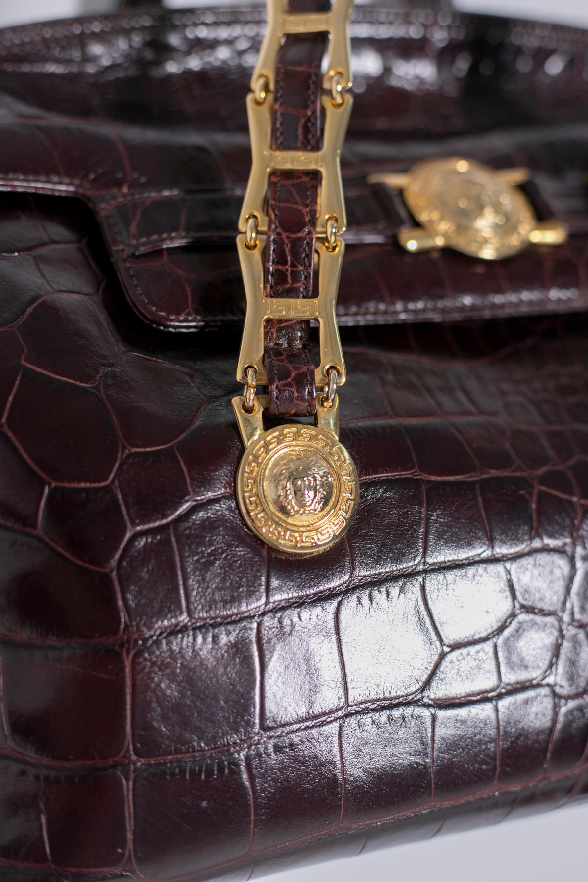 Gianni Versace - Sac à poignée en faux cuir bordeaux en vente 2
