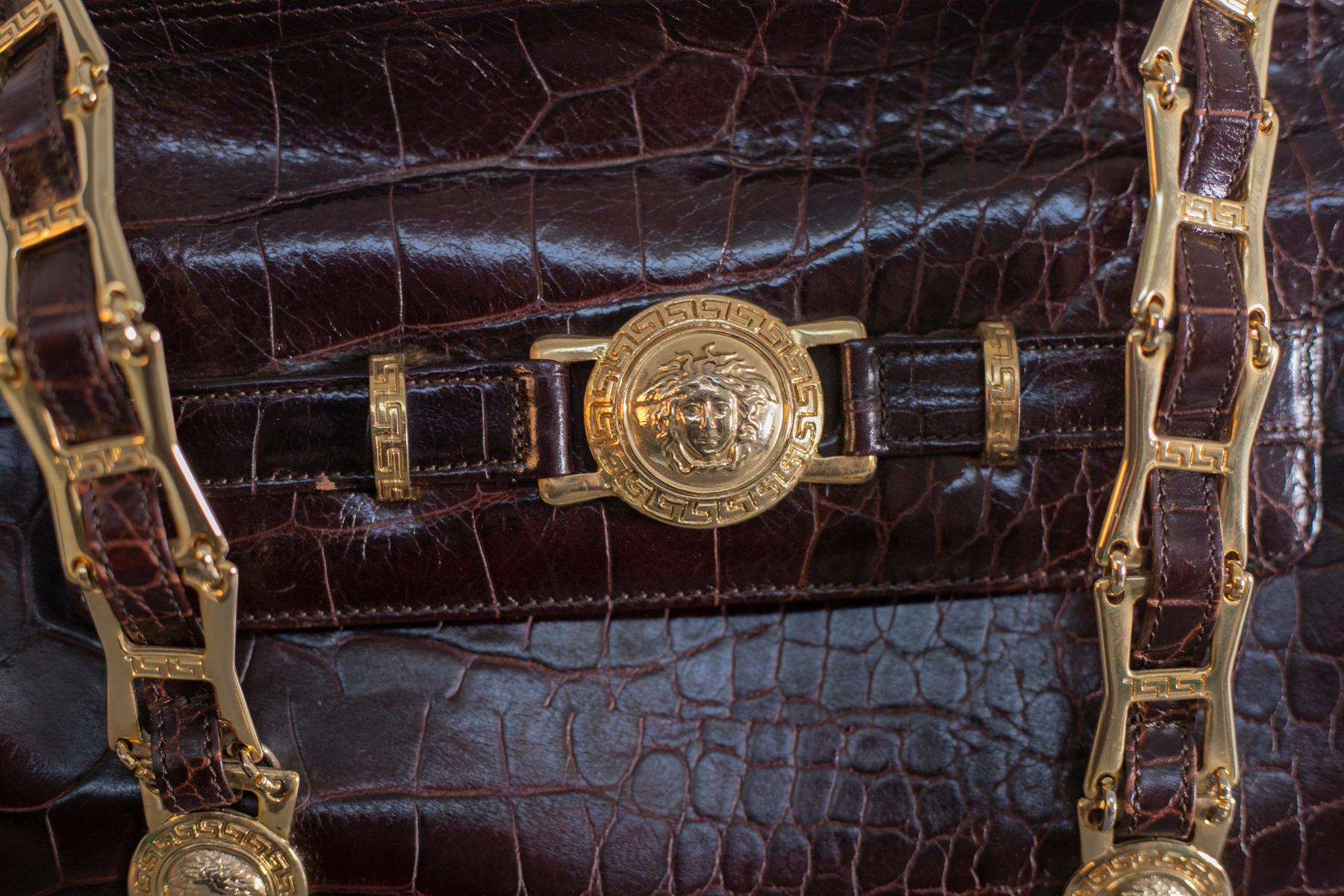 Gianni Versace - Sac à poignée en faux cuir bordeaux en vente 3