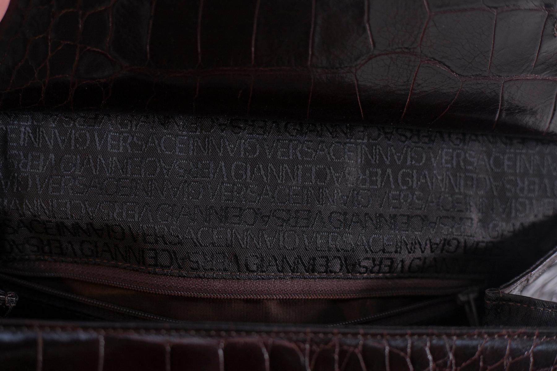 Versace Bordeauxfarbene Tasche mit Kunstledergriff von Gianni Versace im Angebot 3