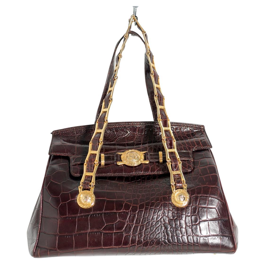 Versace Bordeauxfarbene Tasche mit Kunstledergriff von Gianni Versace im Angebot