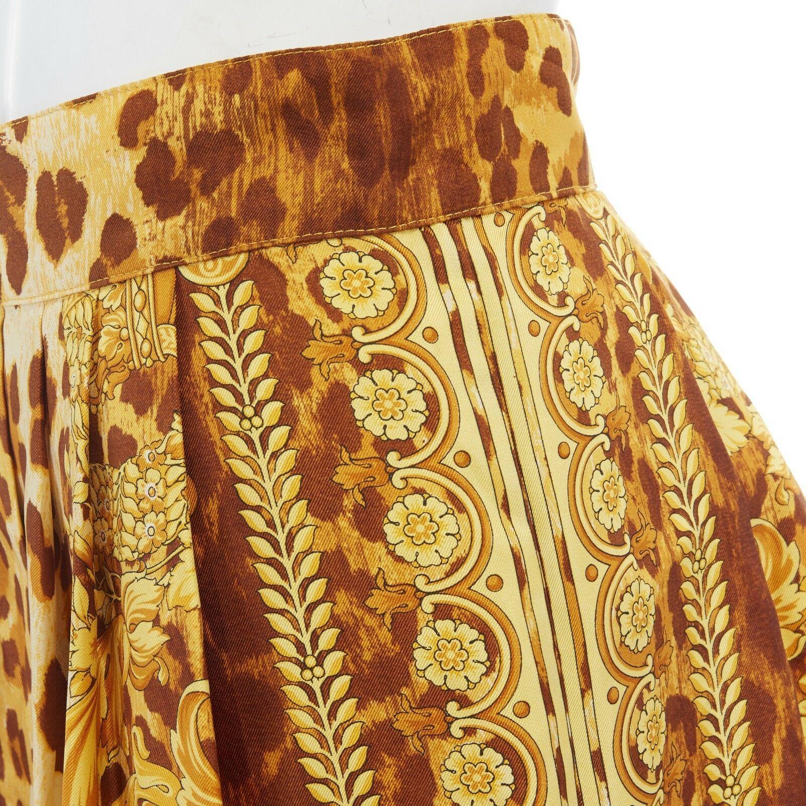 GIANNI VERSACE brown leopard gold baroque rococo print flared mini skirt IT42 M
GIANNI VERSACE VINTAGE
100% silk. 
Brown leopard base. 
Gold baroque rococo crown print. 
Pleated skirt. 
Flat waistband. 
Concealed zip back closure. 
Flared skirt.