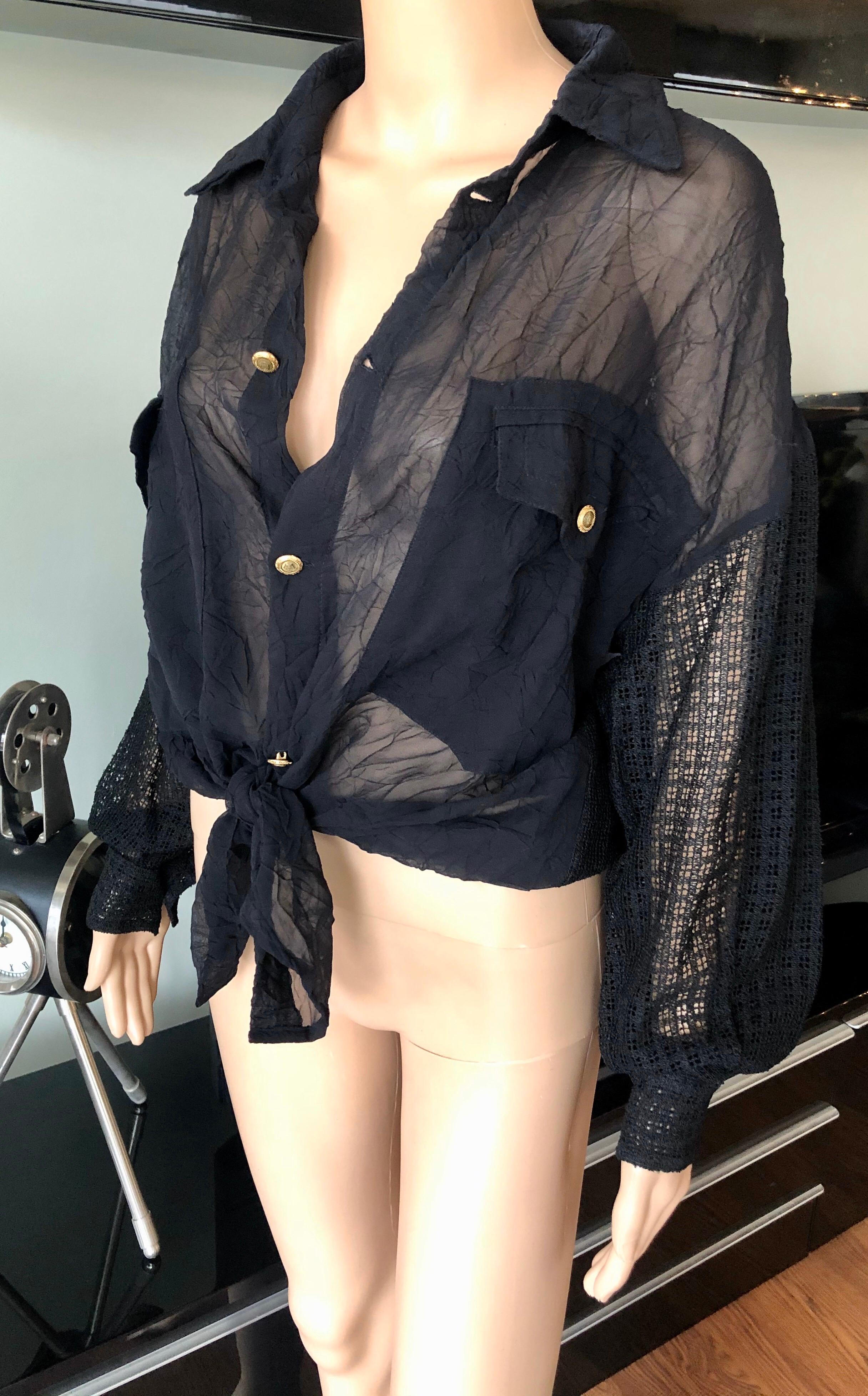 Gianni Versace c. 1990 Vintage Seidenmaschendraht Schwarzes Hemd Bluse Top

Schwarzes Seidenhemd zum Knöpfen von Gianni Versace mit langen Ärmeln und Knopfverschluss auf der Vorderseite.
Bitte beachten Sie, dass das Größenschild verblasst ist, wie