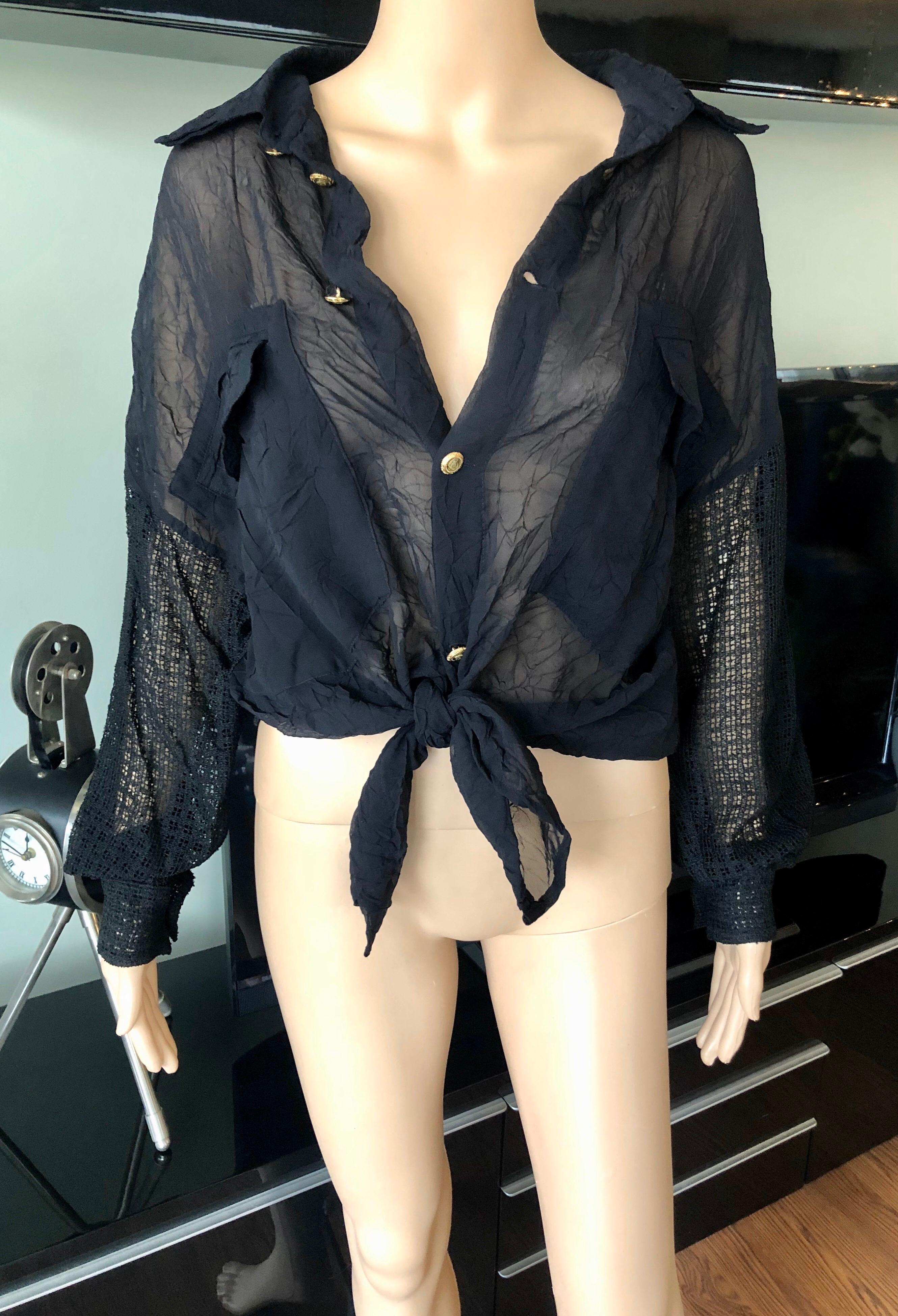 Gianni Versace c. 1990 Vintage Schwarzes Shirt-Bluse-Top aus durchsichtigem Seidennetz im Zustand „Gut“ im Angebot in Naples, FL