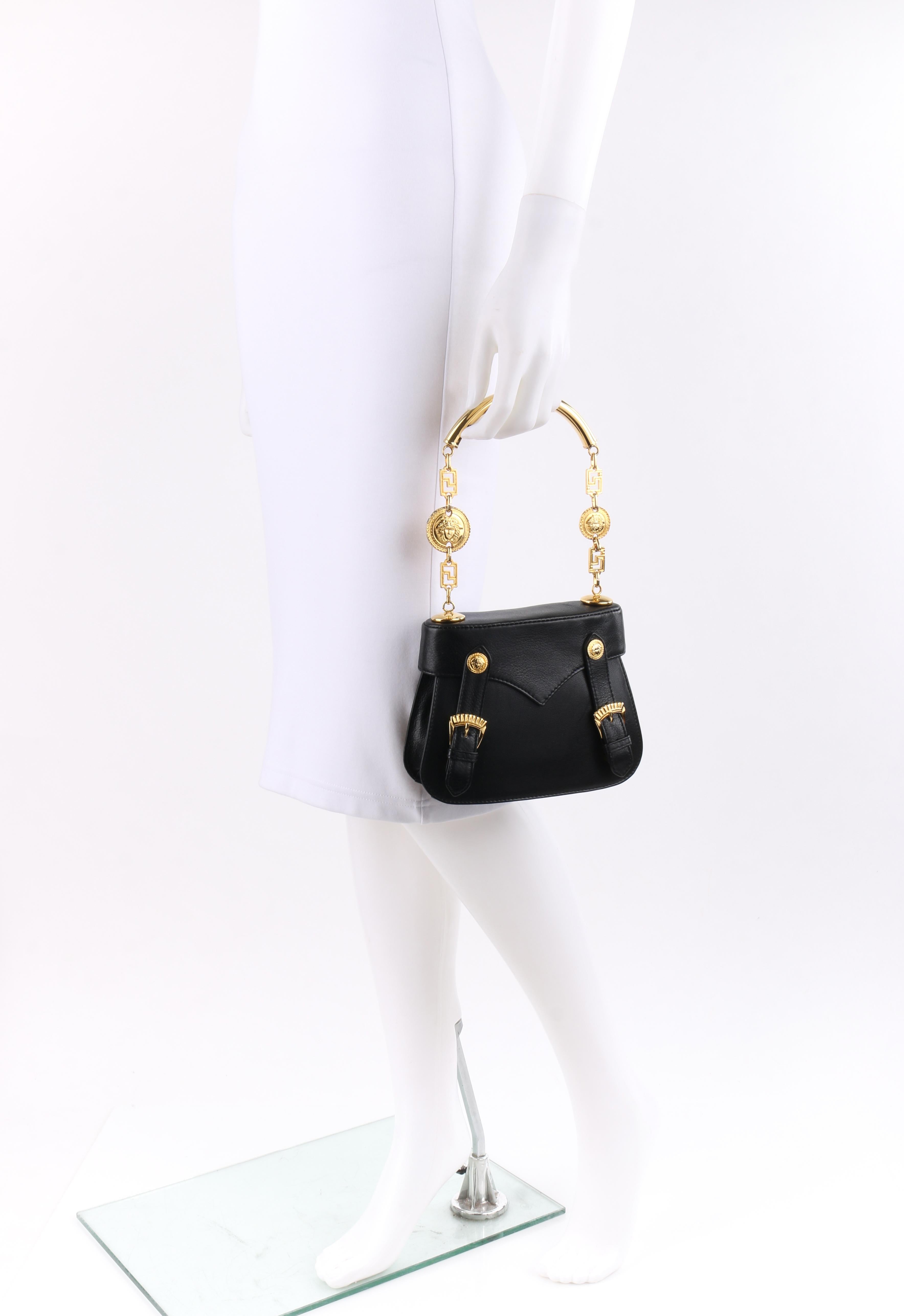 Noir Gianni Versace - Petit sac à main en cuir noir avec boucles et Méduses dorées, circa 1990 en vente
