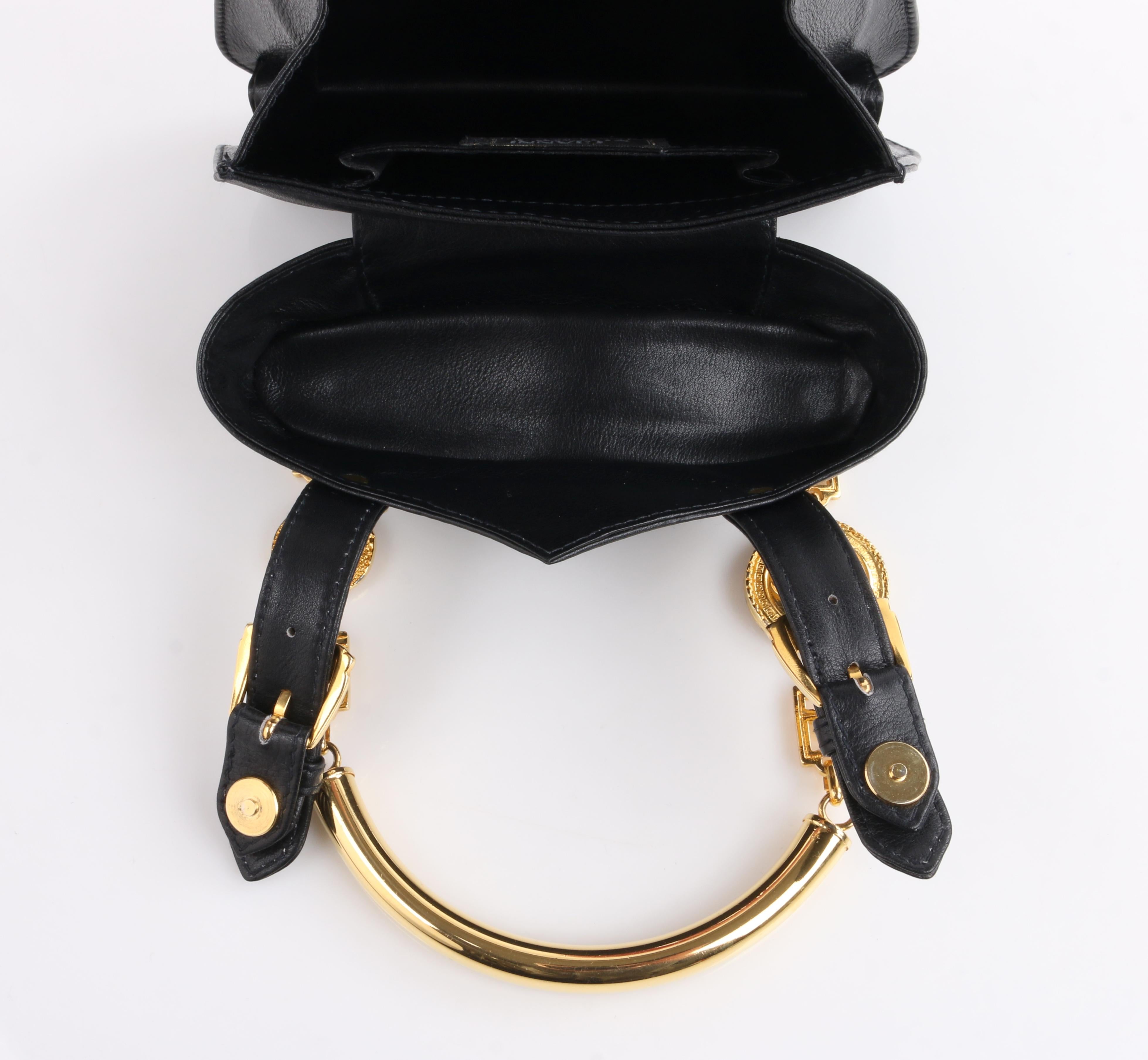 Gianni Versace - Petit sac à main en cuir noir avec boucles et Méduses dorées, circa 1990 en vente 1