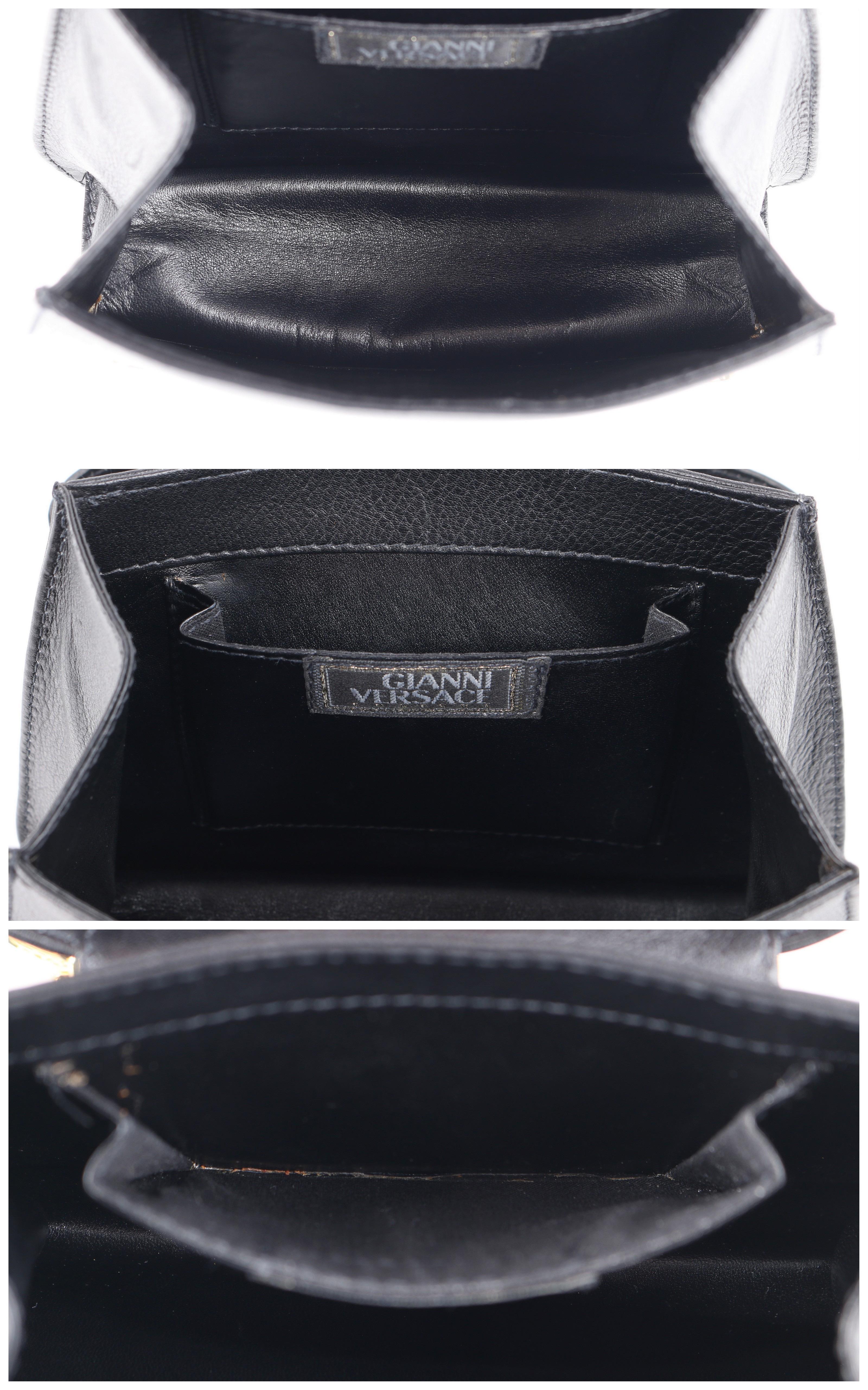 GIANNI VERSACE K.1990's Schwarze Leder-Handtasche mit goldener Mini-Medusa als Schnalle und Geldbörse im Angebot 3