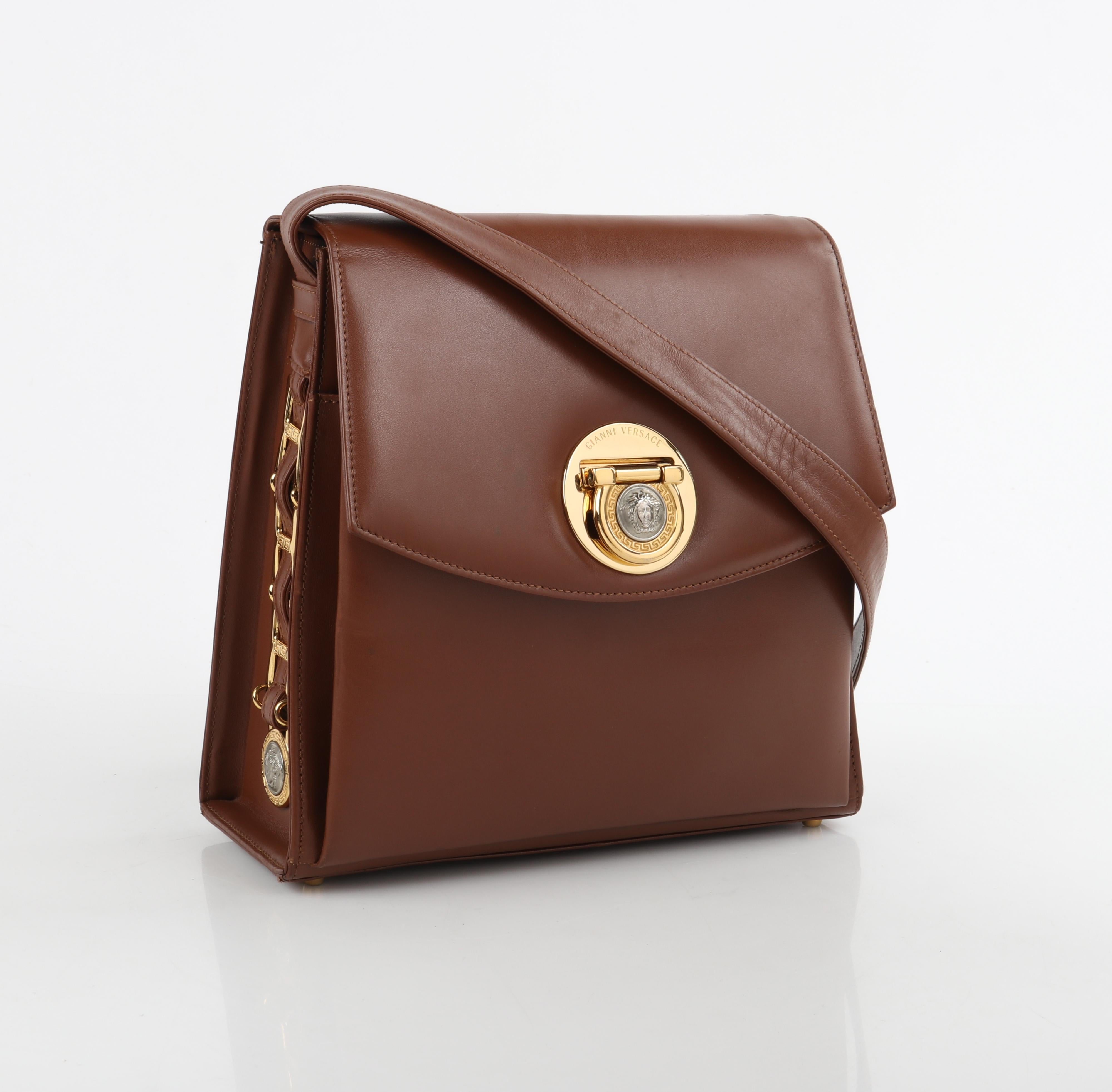 GIANNI VERSACE c.1993 Brown Leather Medusa Emblem Coin Lock Shoulder Bag Purse Pour femmes en vente
