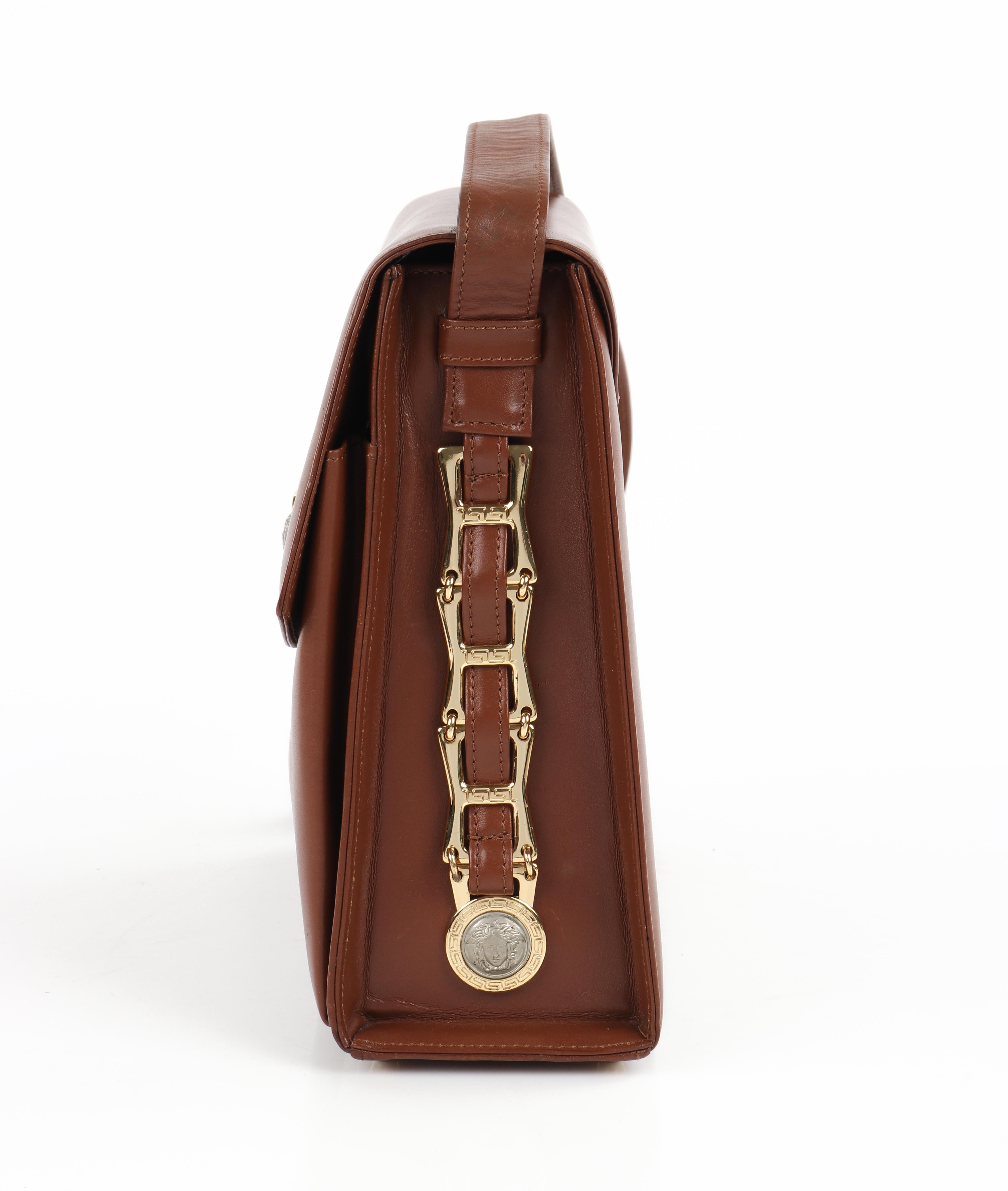 GIANNI VERSACE c.1993 Brown Leather Medusa Emblem Coin Lock Shoulder Bag Purse en vente 3