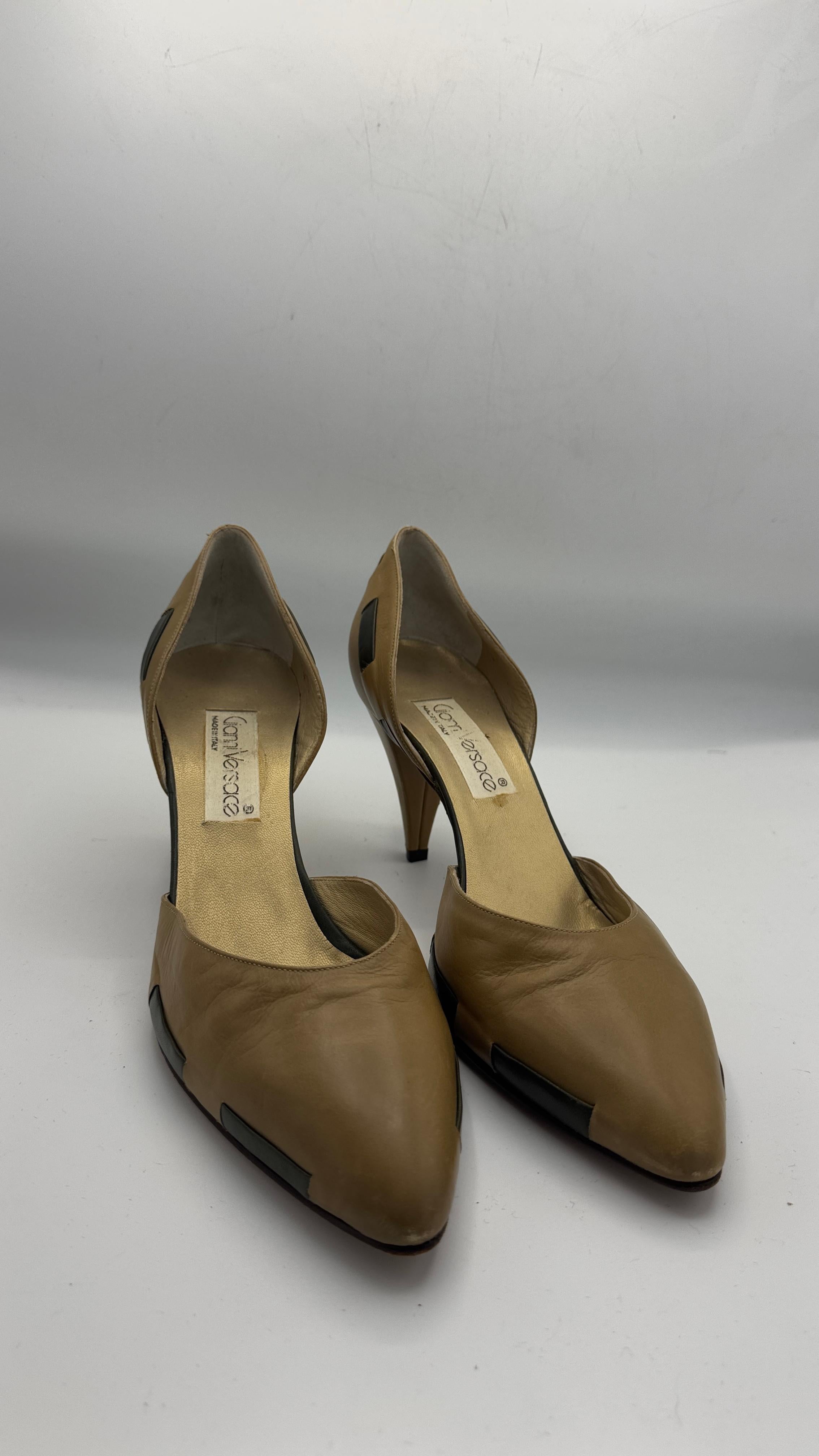 Brown Gianni Versace Camel Leather Pumps by Sergio Rossi - Nous payons les droits d'importation ! en vente