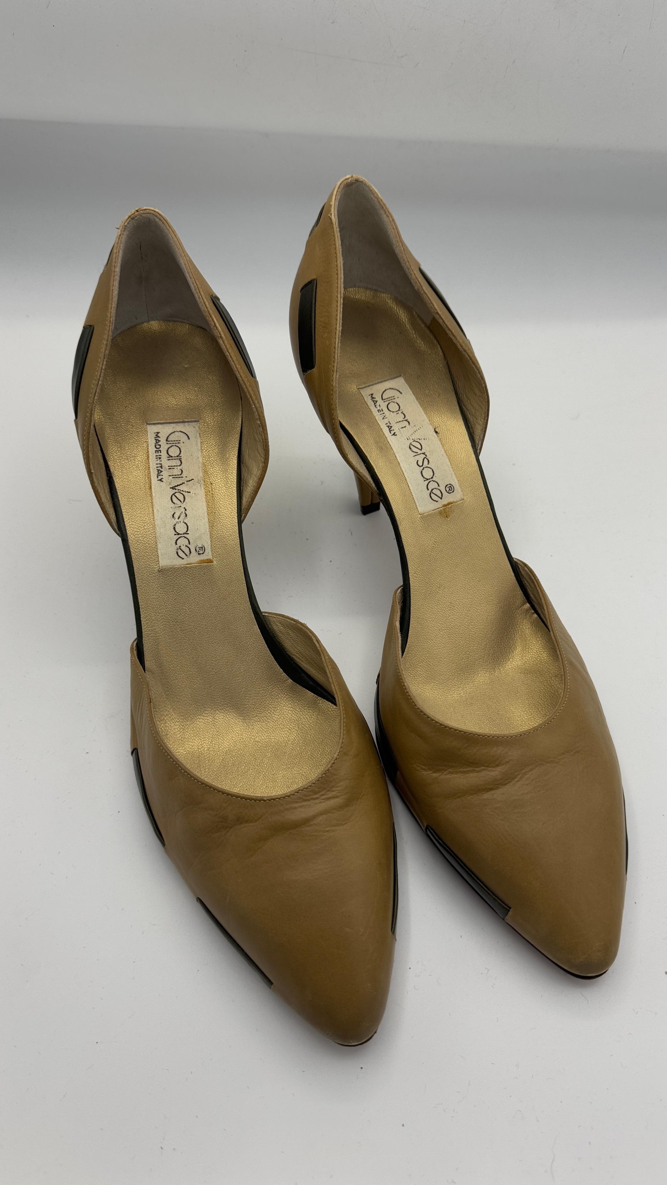 Gianni Versace Camel Leather Pumps by Sergio Rossi - Nous payons les droits d'importation ! Bon état - En vente à Milano, IT