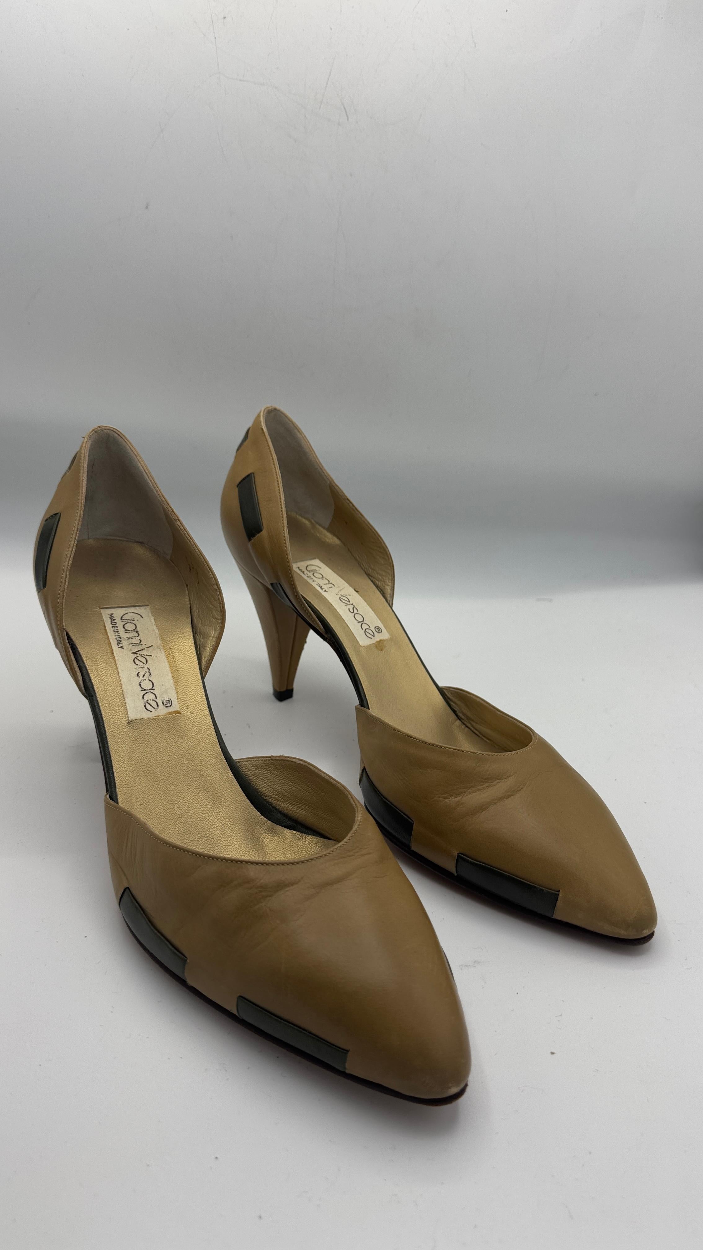 Gianni Versace Camel Leather Pumps by Sergio Rossi - Nous payons les droits d'importation ! en vente 1